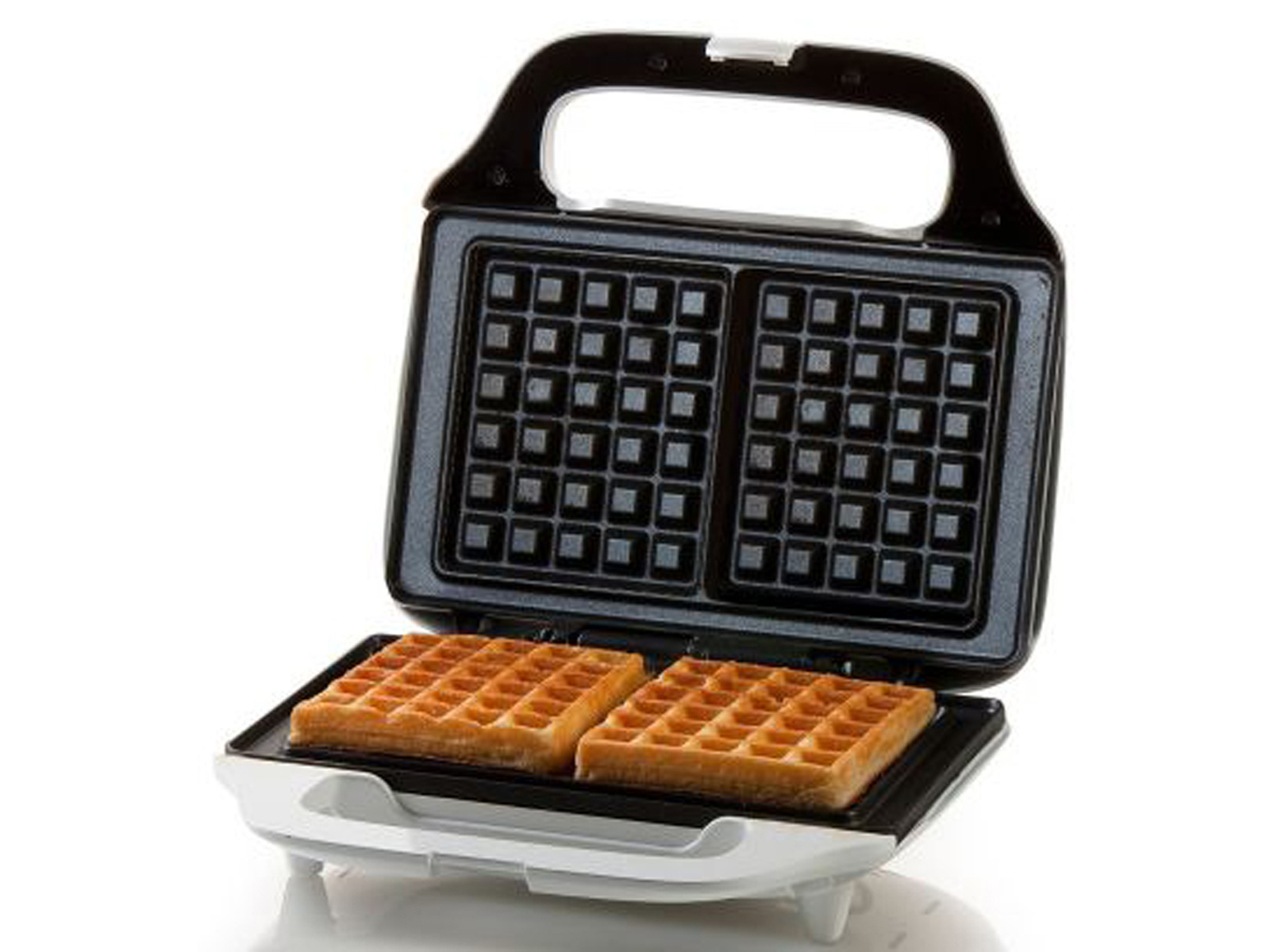 Offener Waffeleisen mit zwei goldenen Waffeln. Schwarz-weißes Design auf weißem Hintergrund.