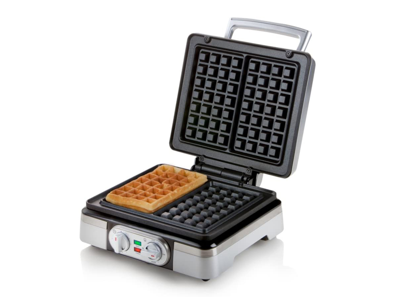 Otwarta gofrownica z upieczonym gofrem, pokazująca kratki do pieczenia i pokrętła na białym tle.