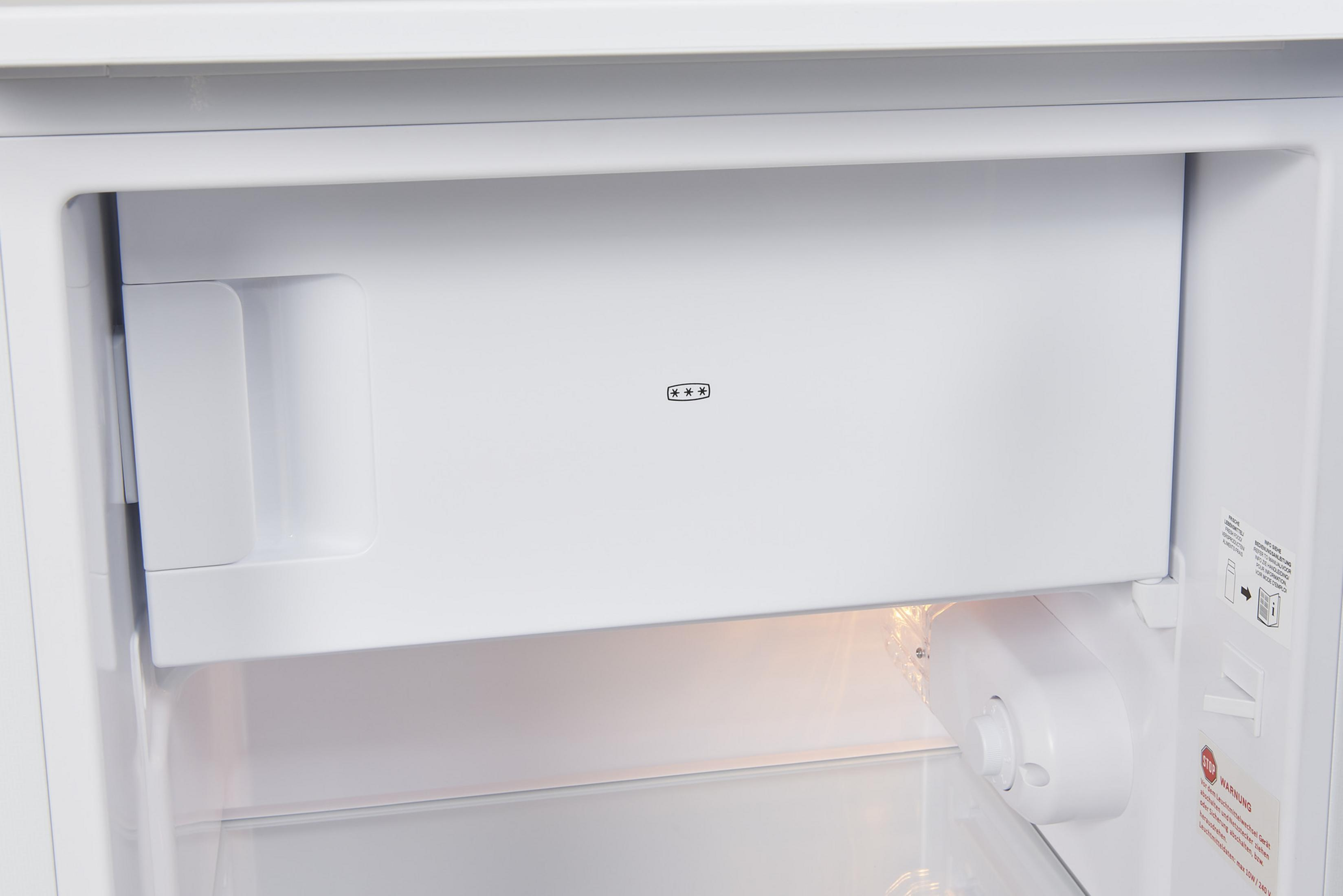 Dentro de un refrigerador blanco. Hay un cajón con un símbolo y una luz.