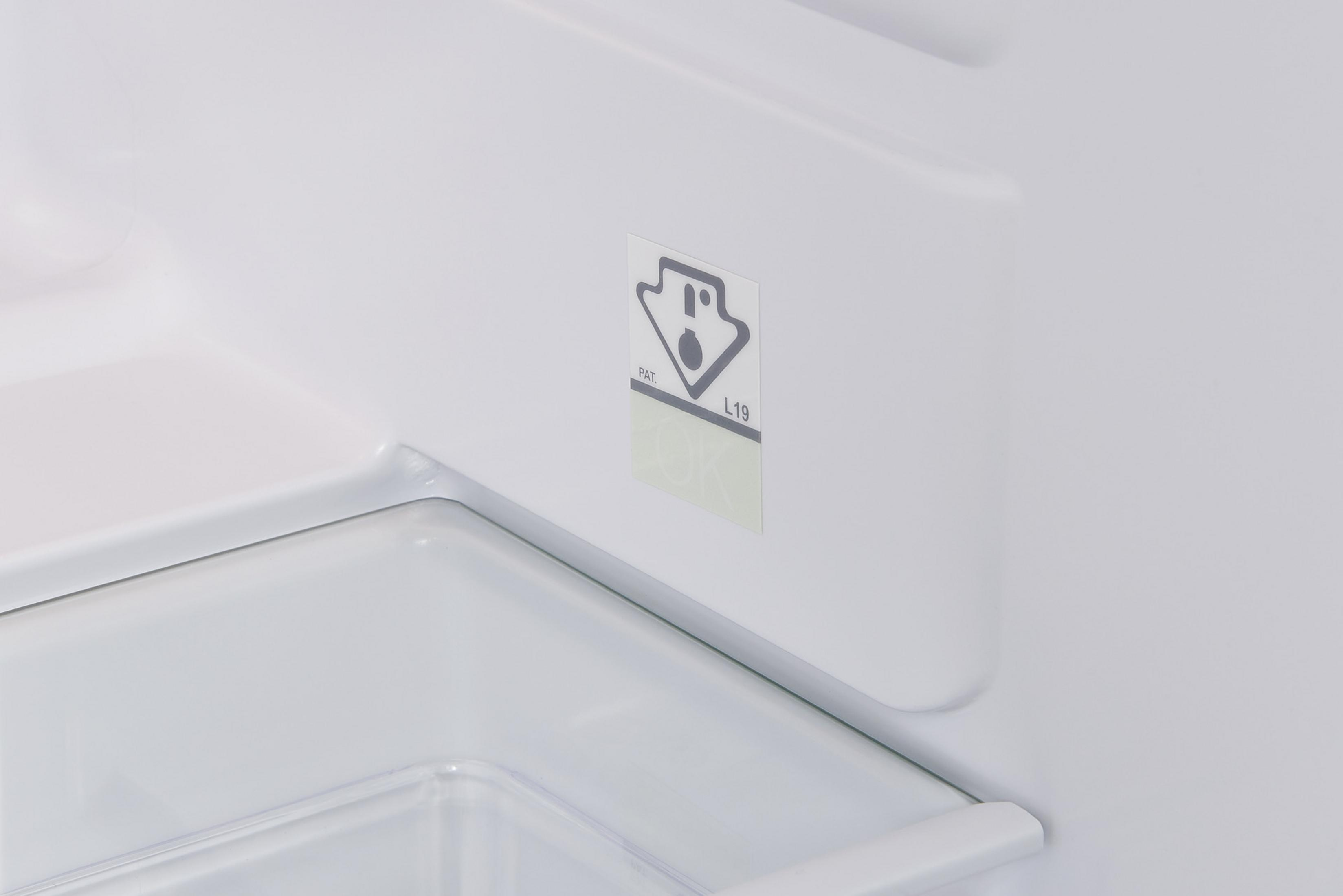 Dentro de un refrigerador blanco, una etiqueta visible con una flecha y el texto L19.