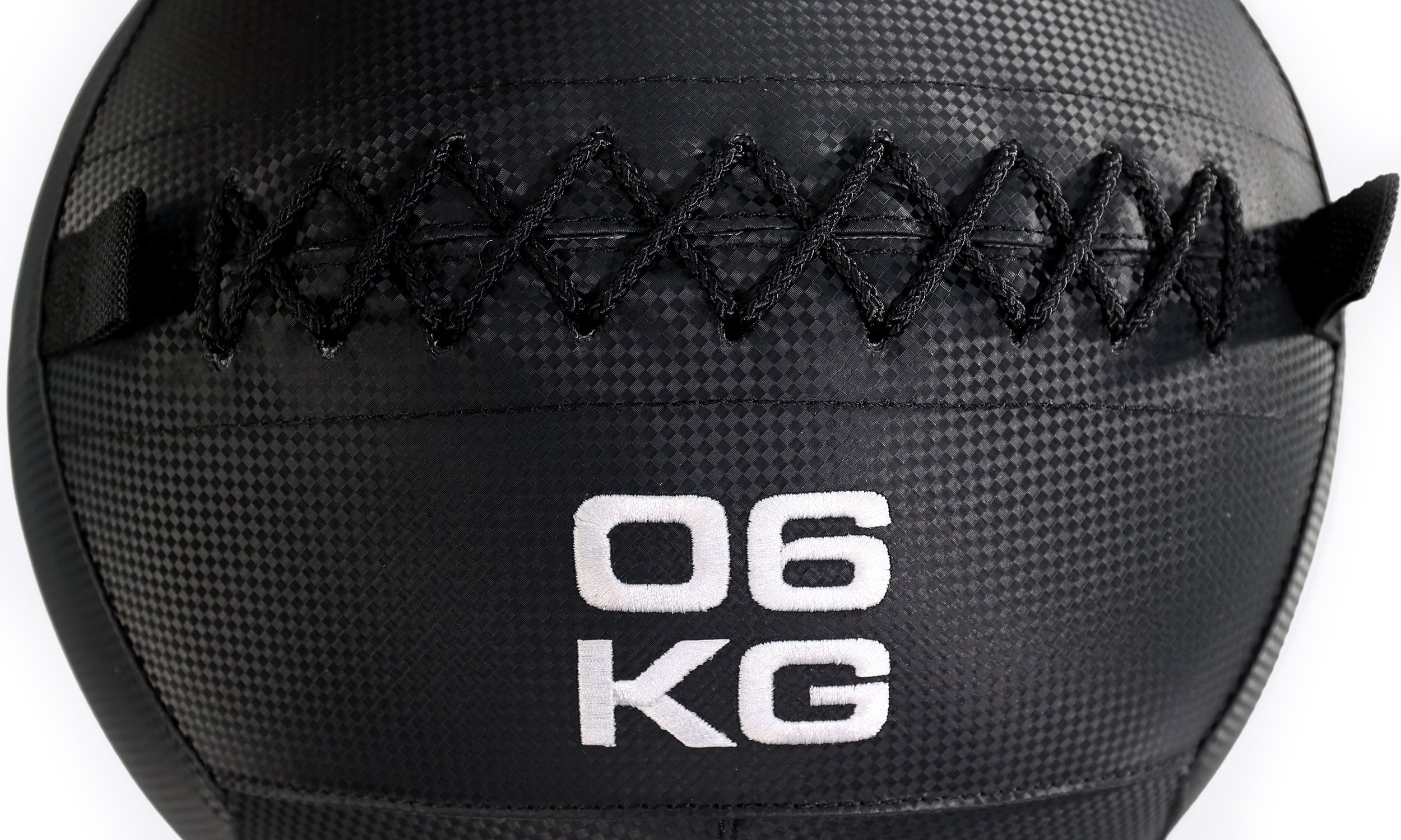 Schwarzer Medizinball mit weißem Text '06 KG' und Nahtdetails. Textur sichtbar.
