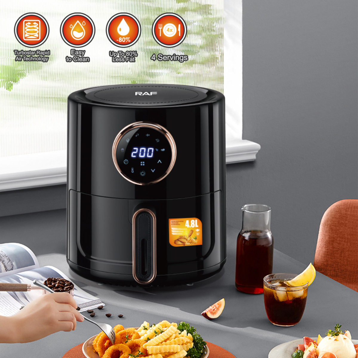 Schwarze Heißluftfritteuse mit Digitalanzeige, goldenen Akzenten und Symbolen oben, auf einem Tisch.