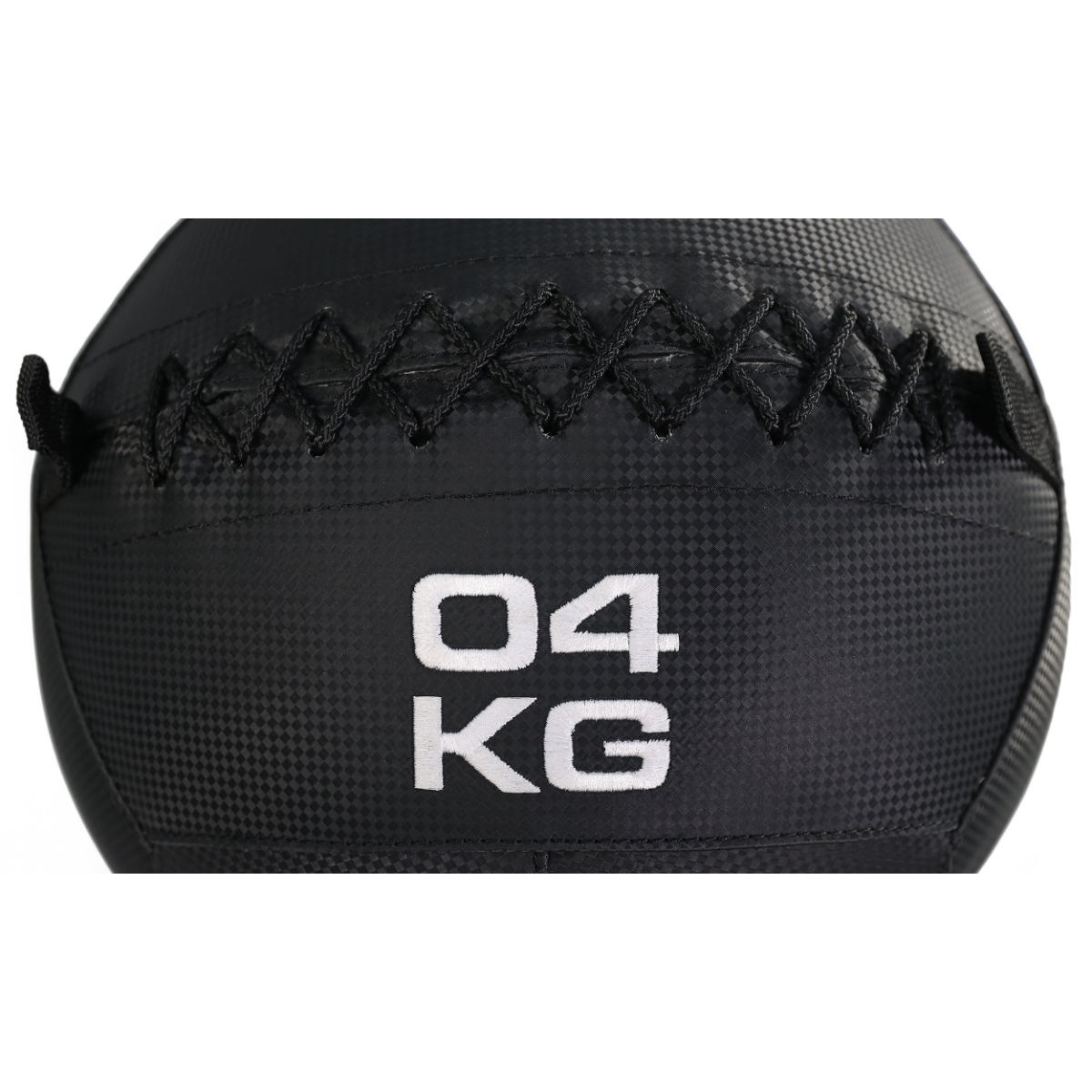 Ein schwarzer Medizinball mit der Aufschrift 04 KG. Er befindet sich auf weißem Hintergrund.