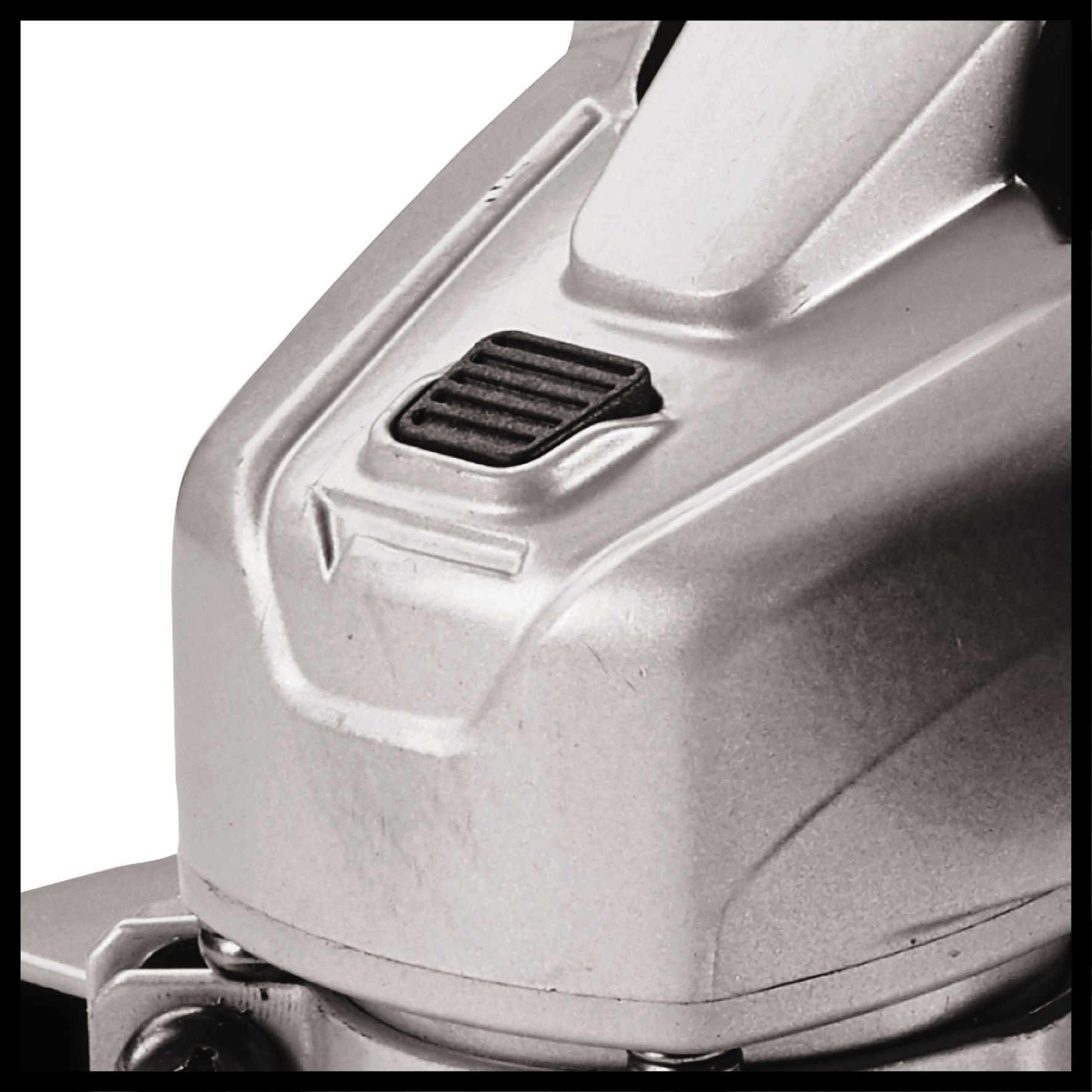 Szary dron ze śmigłami i pilotem oraz futerałem.