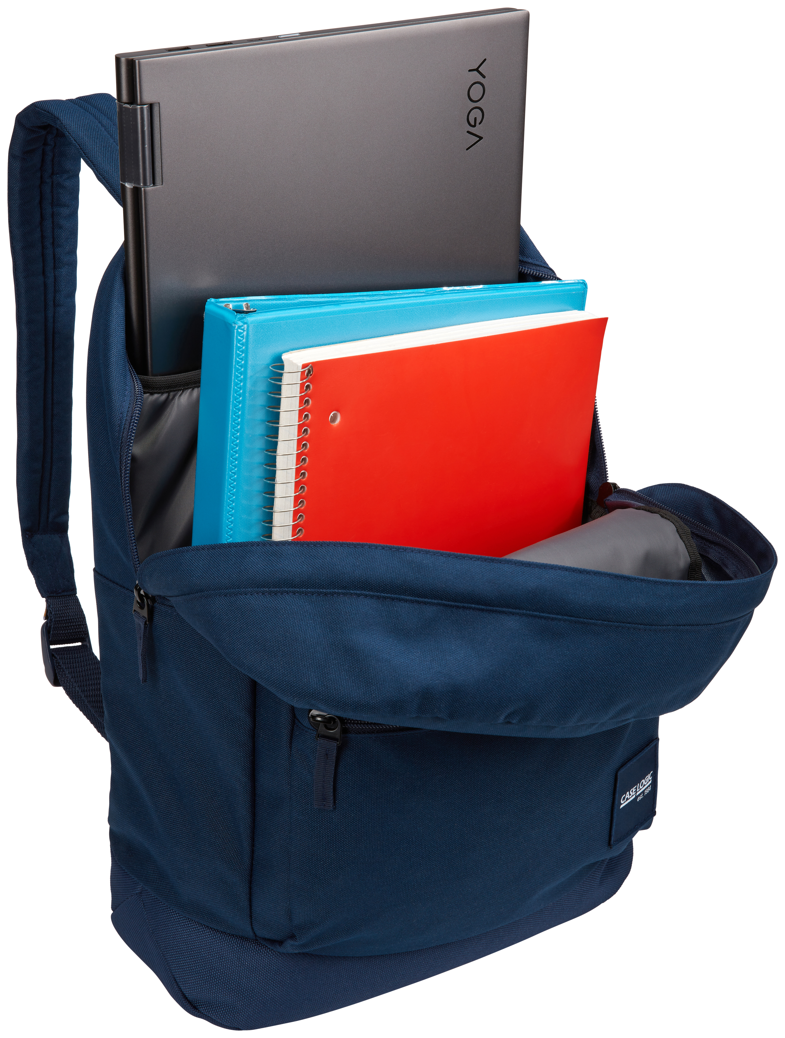 Blauer Rucksack mit Laptop, rotem Ordner und blauem Ordner im Inneren. Hintergrund ist weiß.