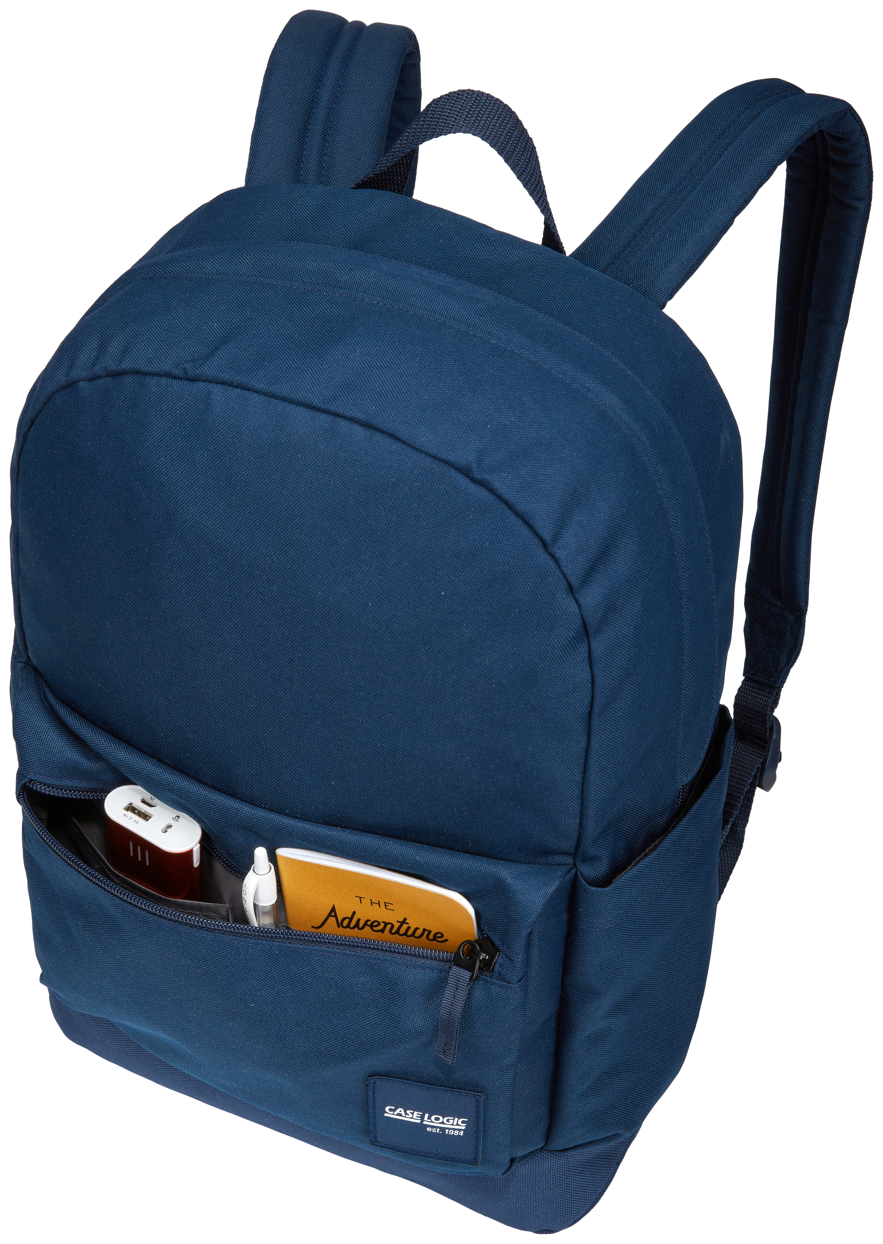 Ein marineblauer Rucksack mit einer Vordertasche, die ein Notizbuch, einen Stift und eine Powerbank enthält.