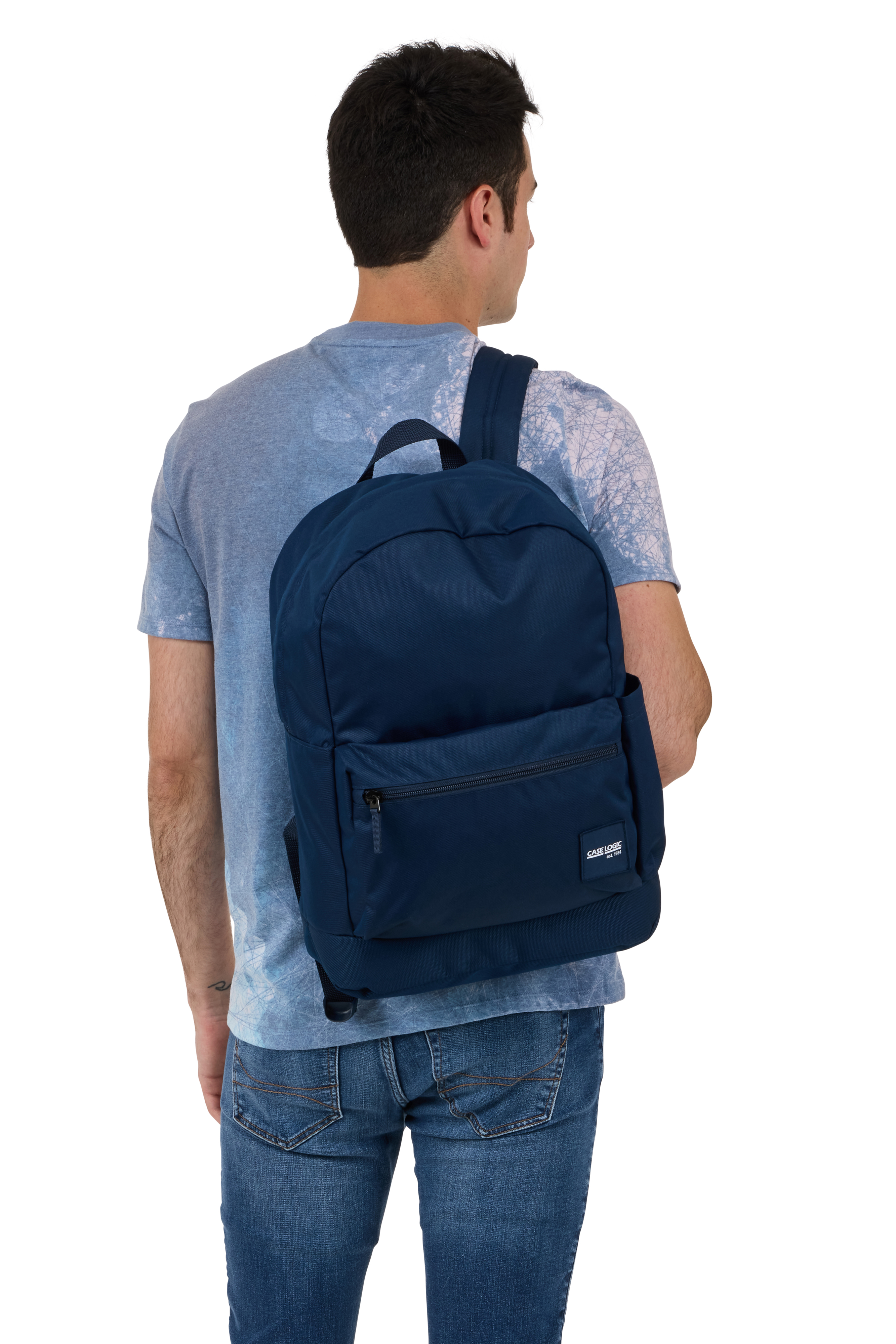 Mann mit marineblauem Rucksack, Rücken zur Kamera. Weißer Hintergrund.