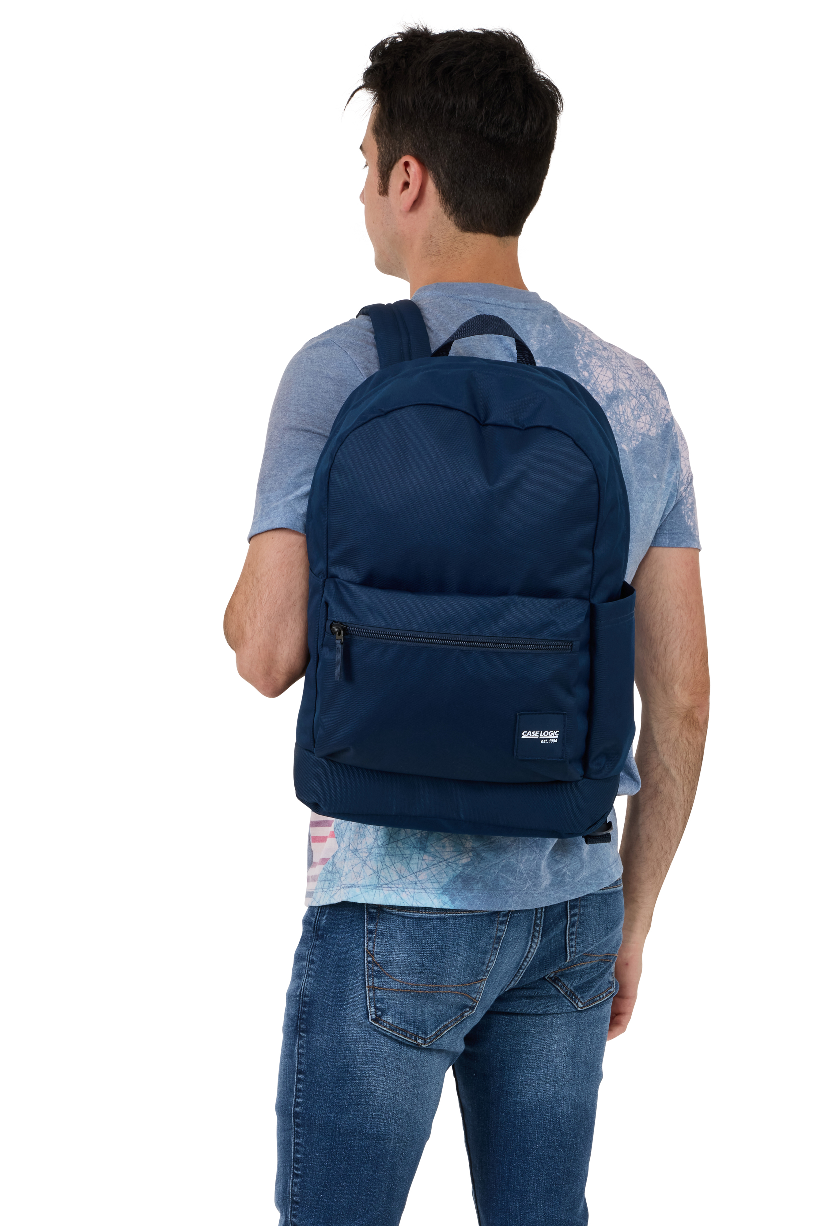 Ein Mann mit einem blauen Rucksack, von hinten gesehen. Er trägt ein blaues T-Shirt und Jeans.