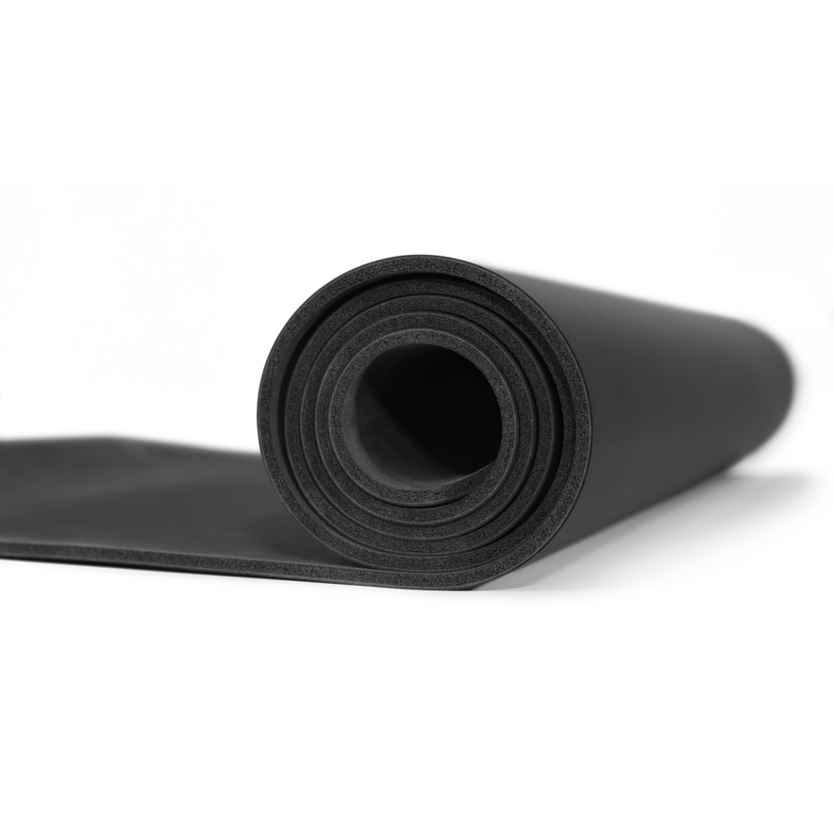 Gerollte schwarze Yogamatte auf weißem Hintergrund.