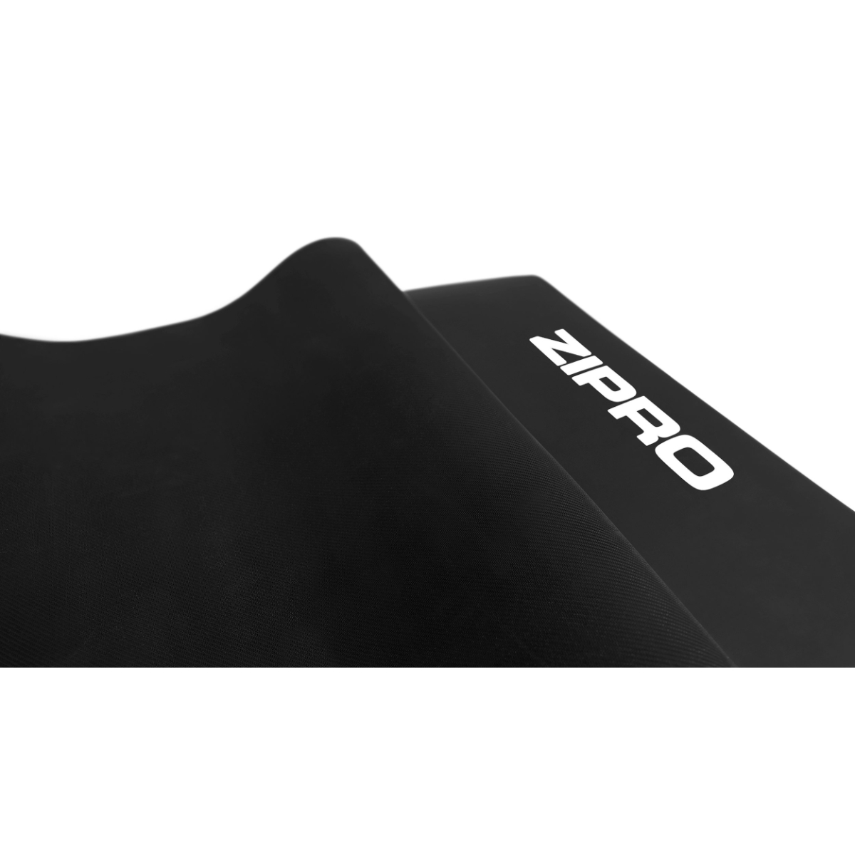 Schwarze Fitnessmatte mit 'ZIPRO'-Schriftzug, von oben fotografiert.