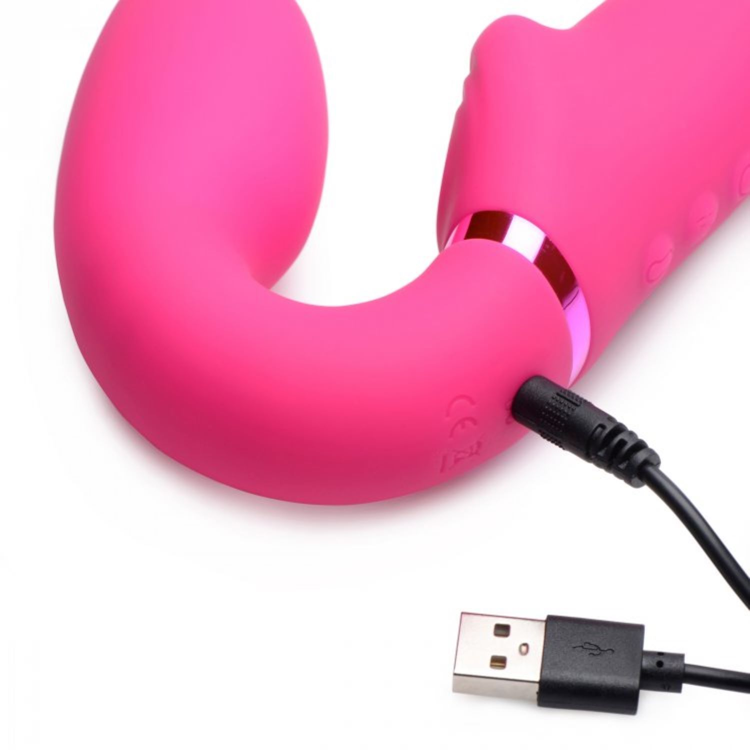 Rosa Vibrator mit Ladeanschluss und schwarzem USB-Kabel, Nahaufnahme auf weißem Hintergrund.