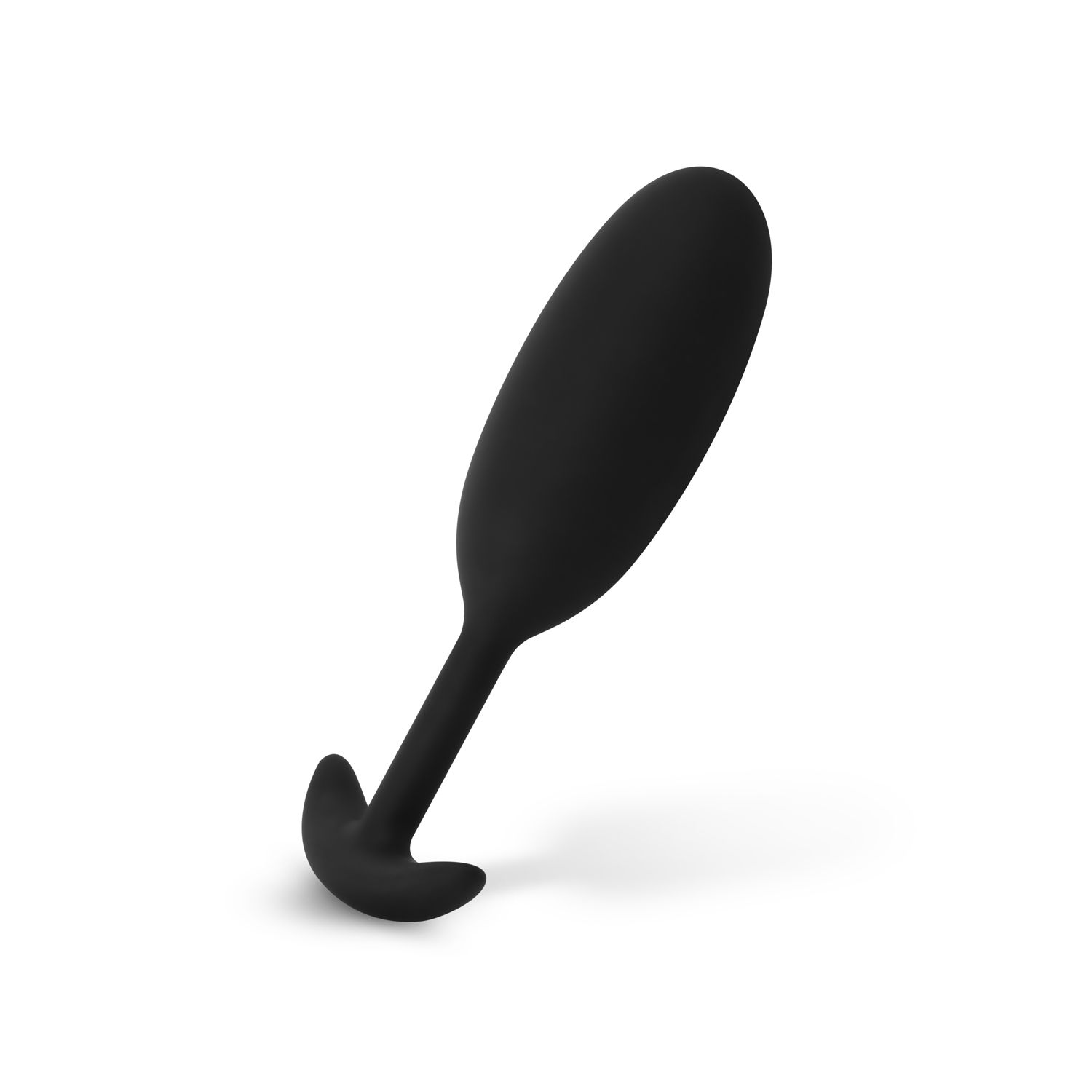 Schwarzer Analplug mit gebogener, abgerundeter Basis und langem, sich verjüngendem Schaft. Liegt auf weißem Hintergrund.