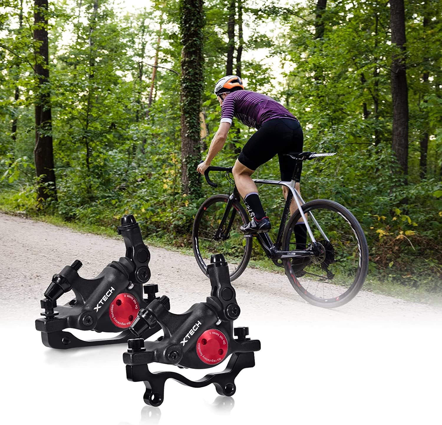 Radfahrer fährt Fahrrad auf Schotterweg, zwei schwarze Fahrradbremsen im Vordergrund.