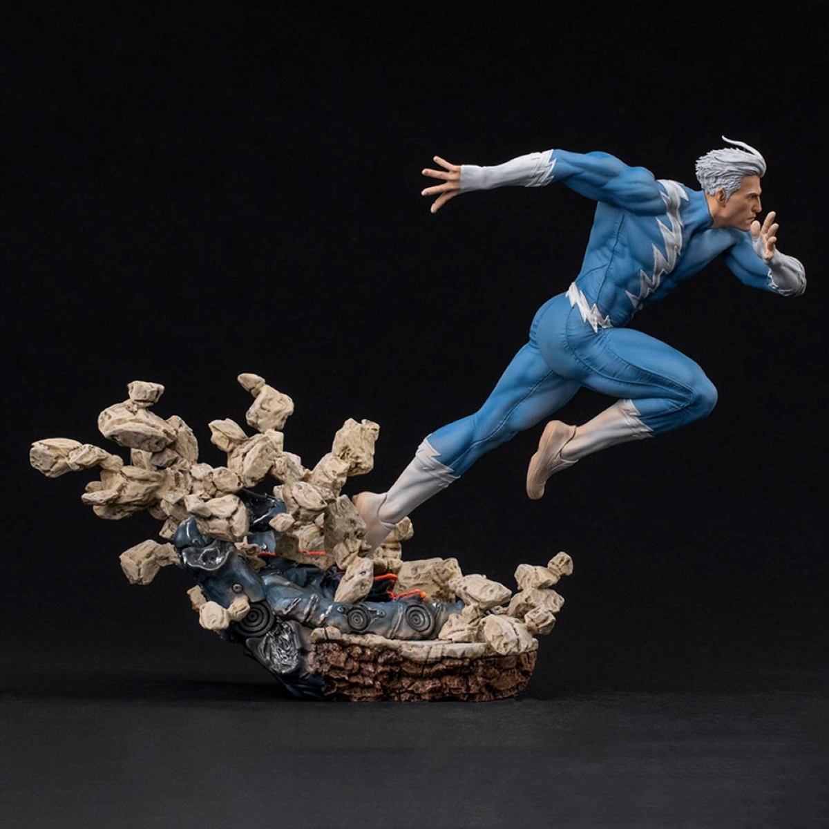 Quicksilver-Statue, die auf einem felsigen Sockel rennt, mit schwarzem Hintergrund.