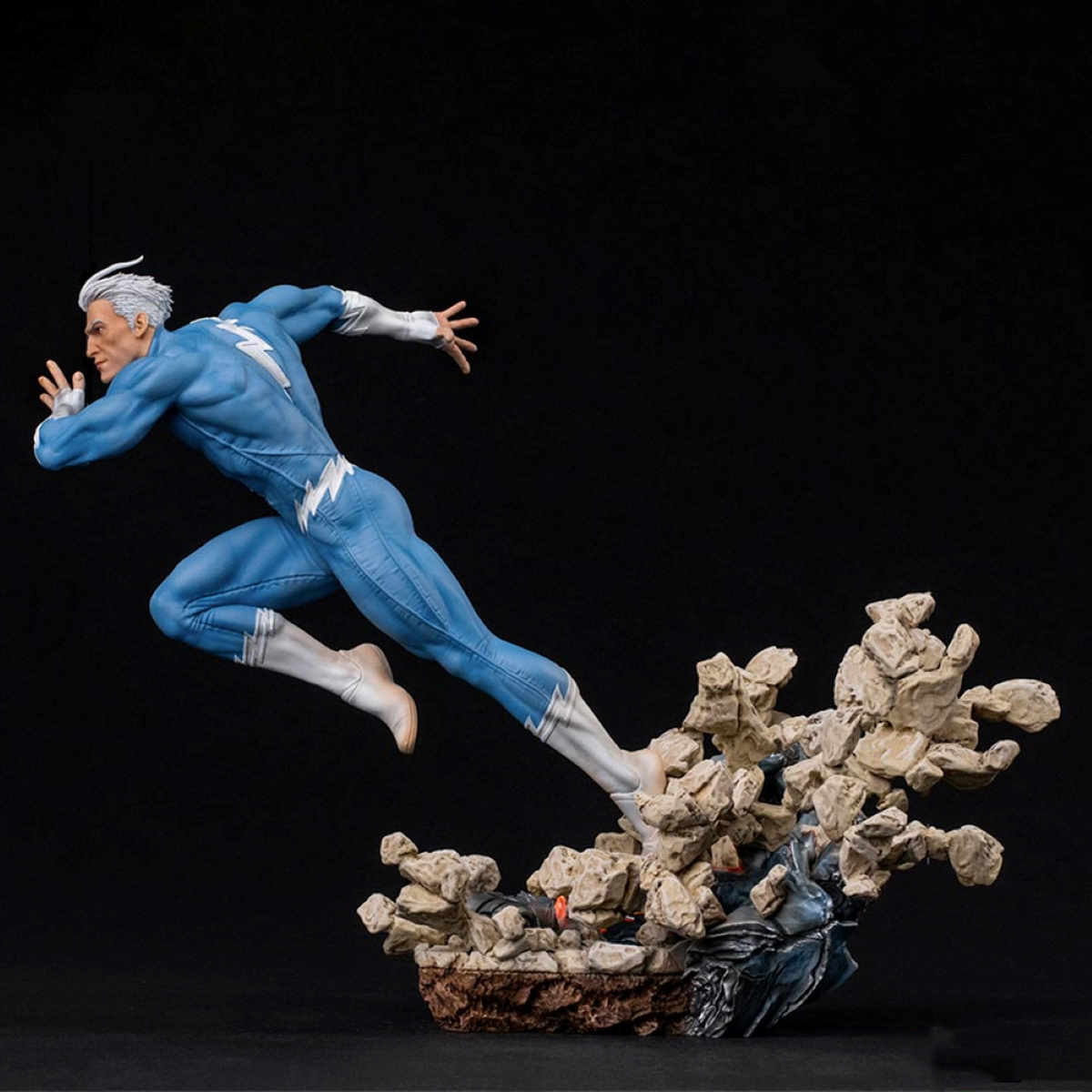 Statue von Quicksilver beim Laufen, blauer Anzug, auf schwarzem Hintergrund.