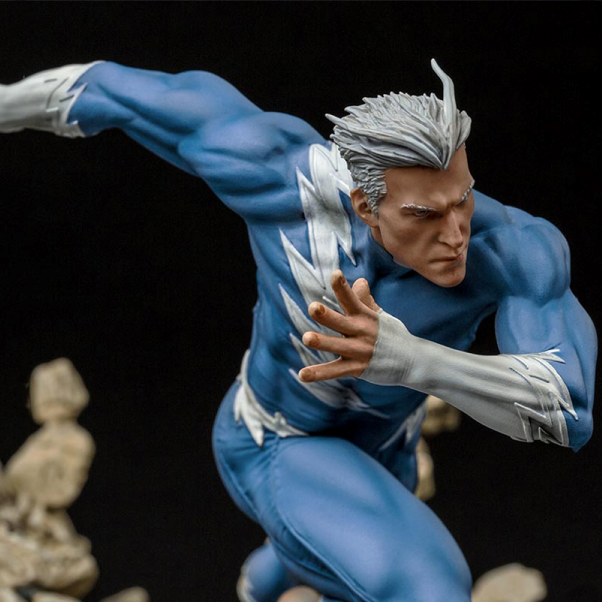 Eine Quicksilver-Figur in dynamischer Laufpose mit blau-weißem Kostüm.
