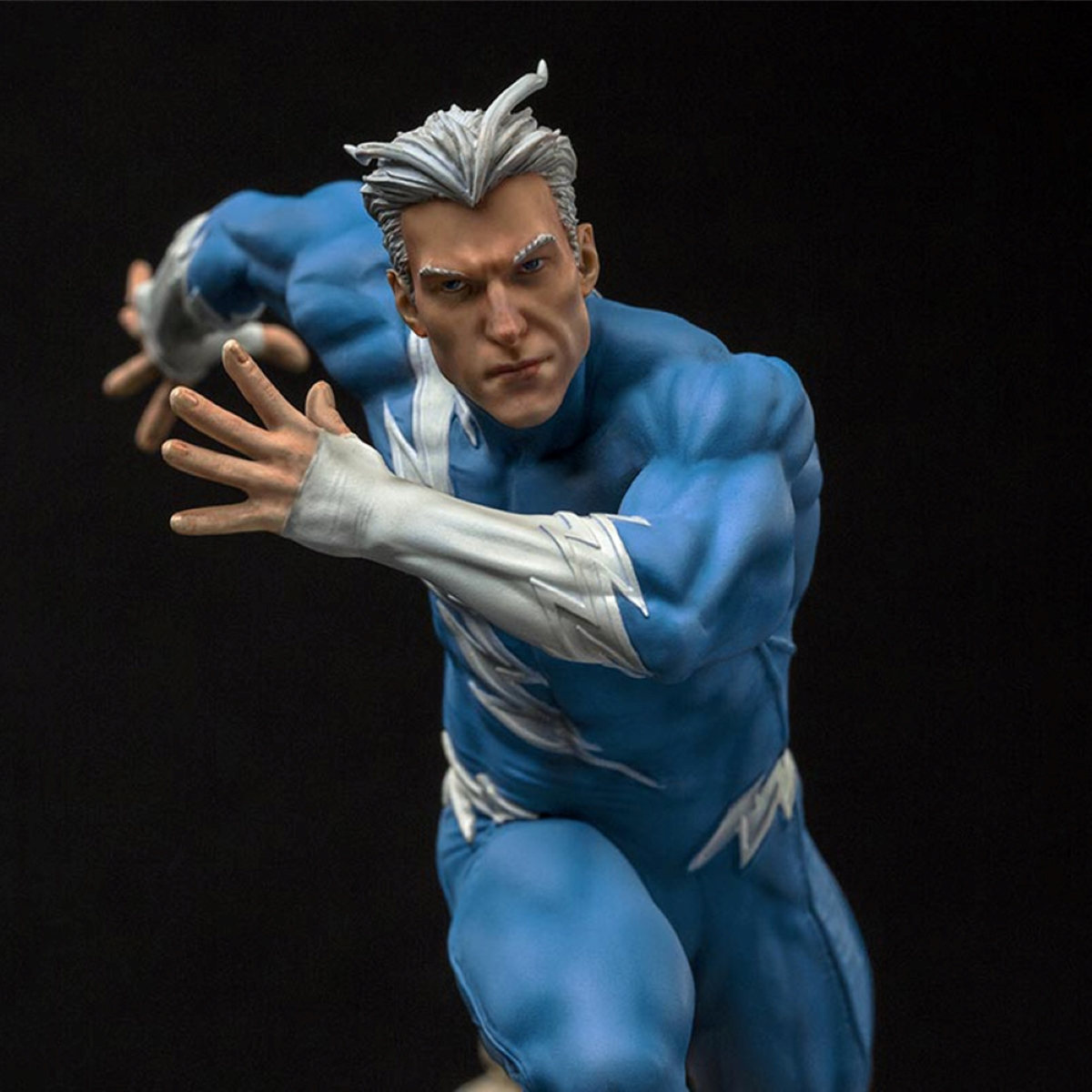 Statue von Quicksilver, einem Superhelden in blauem Anzug, mit weißen Haaren und entschlossenem Gesicht.