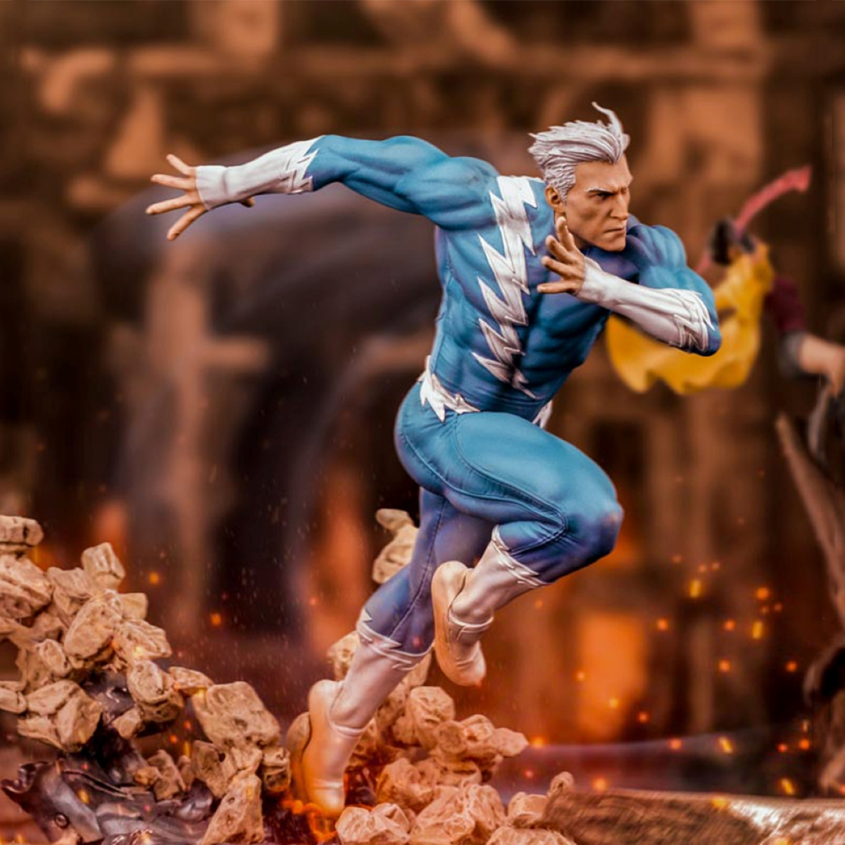 Statue von Quicksilver, einem Superhelden, in einer dynamischen Laufpose mit blau-weißem Anzug.
