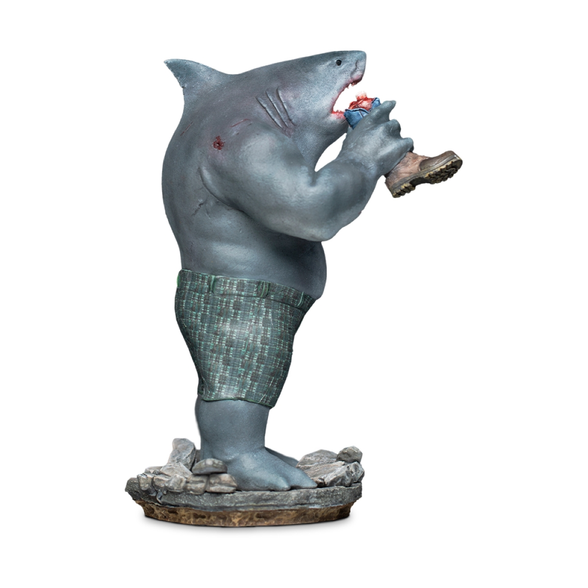 Eine Hai-Mensch-Figur, der Hai beißt in ein menschliches Bein.