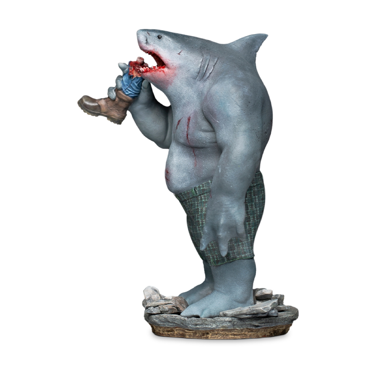 Eine Haistatue, die ein menschliches Bein isst.