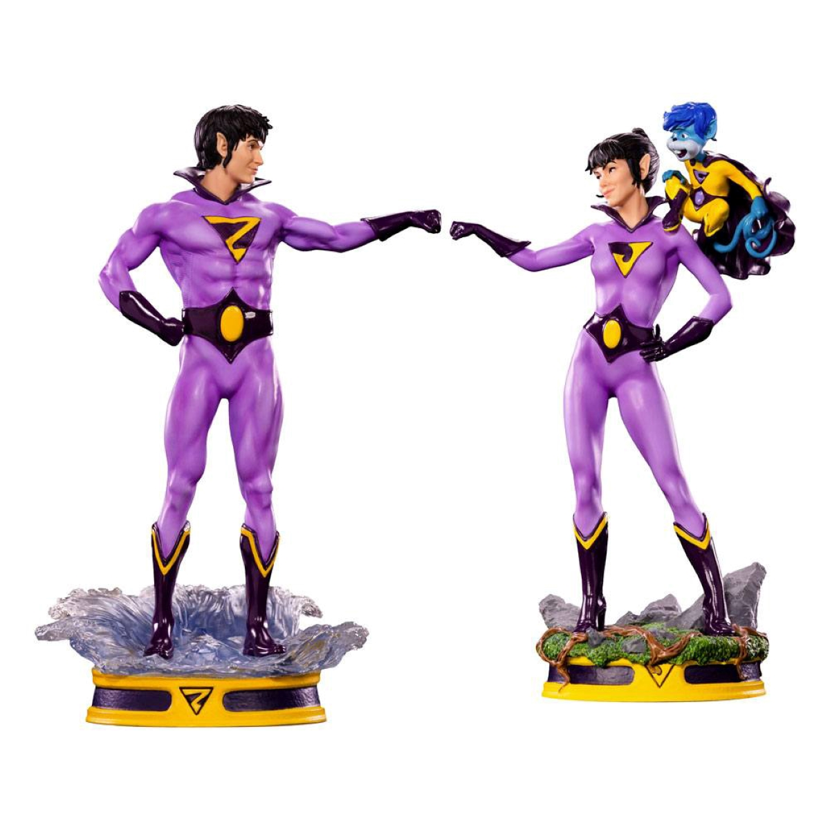 Zwei Superheldenfiguren in lila Anzügen, eine mit blauem Sidekick.