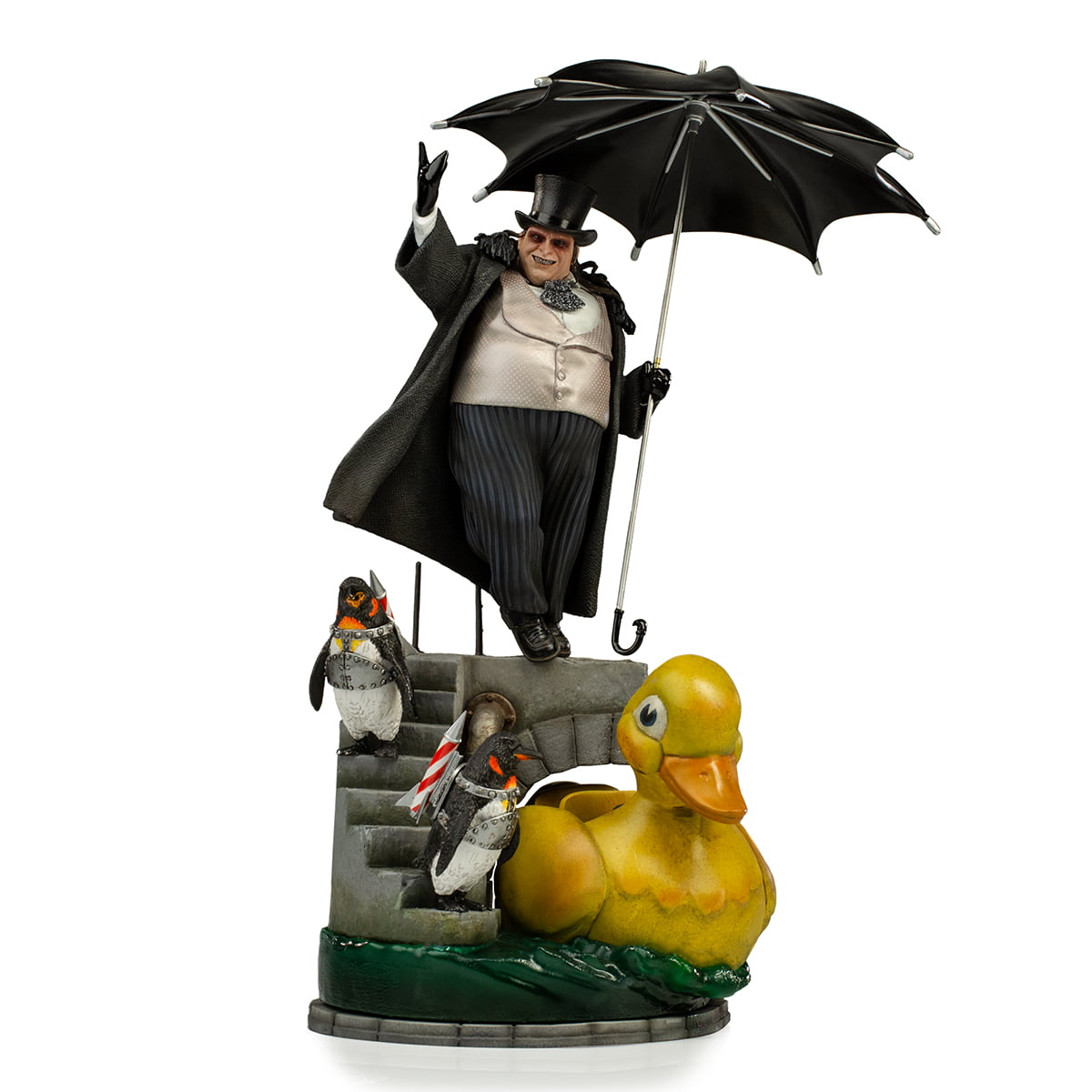 Statua del Pinguino di Batman. Tiene un ombrello vicino a pinguini e un'anatra.