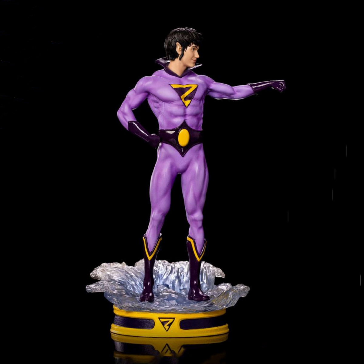 Eine Superheldenstatue. Lila Anzug, gelbes Emblem, zeigt. Schwarzer Hintergrund.