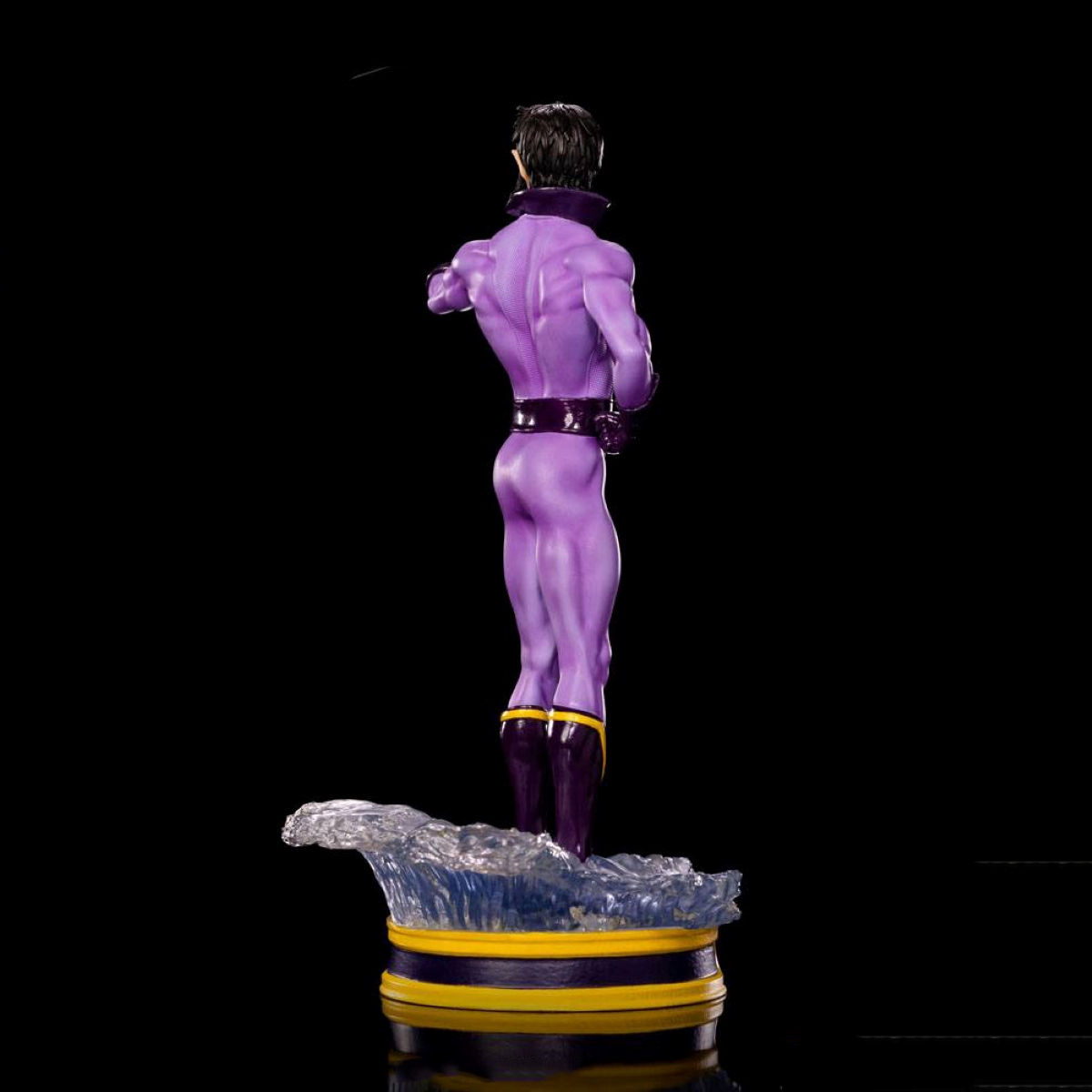 Eine lila Superheldenstatue steht auf einer wellenförmigen Basis, Rückansicht, schwarzer Hintergrund.