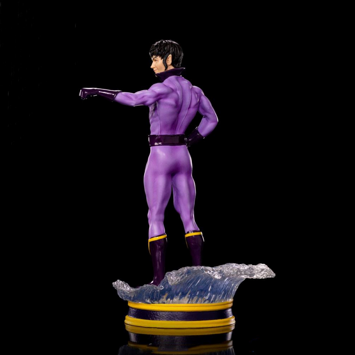 Eine lila Superheldenfigur auf einer Basis mit Wassereffekt, schwarzer Hintergrund.