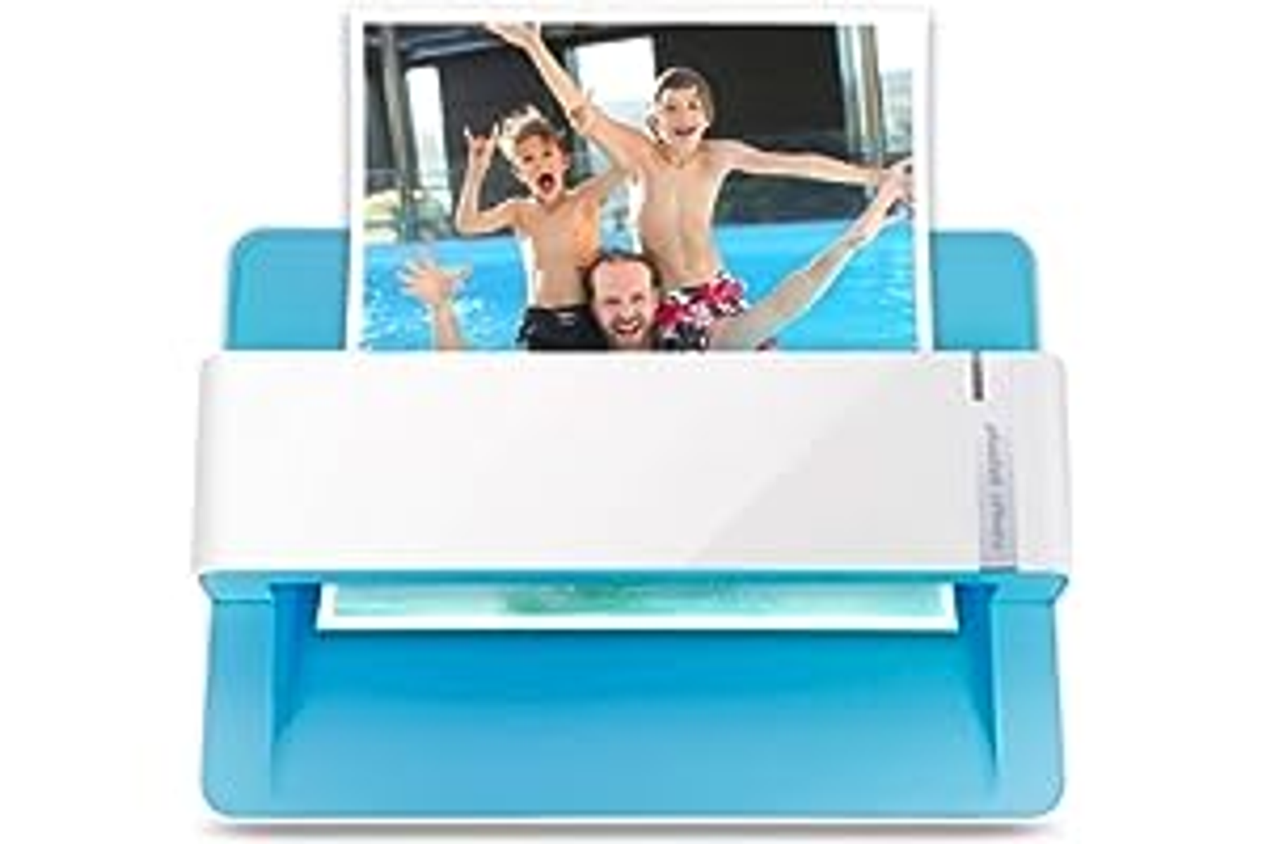 Niebiesko-biała drukarka fotograficzna wyrzucająca zdjęcie trzech osób w basenie z podekscytowanymi wyrazami twarzy.