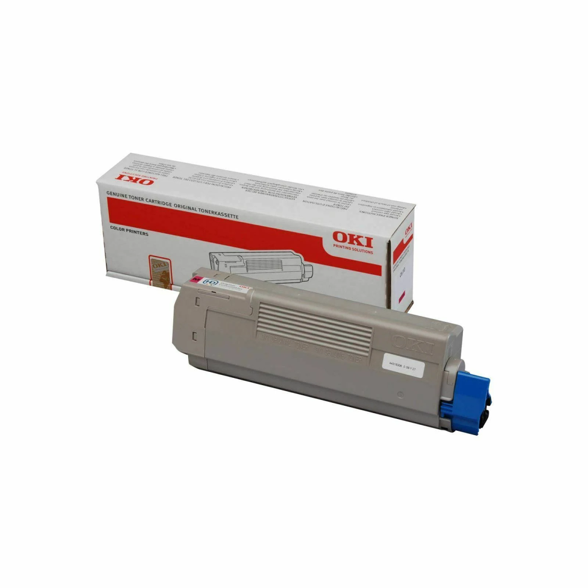 Kaseta z tonerem OKI w pudełku. Pudełko jest biało-czerwone. Kaseta jest szara i niebieska z niebieskim uchwytem.