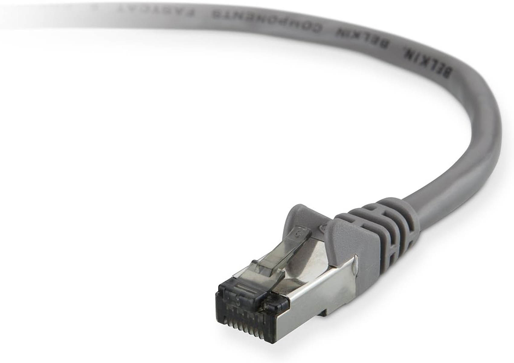 Szary kabel Ethernet z złączem. Kabel jest zakrzywiony. Napisano na nim Belkin Components FASTCAT.