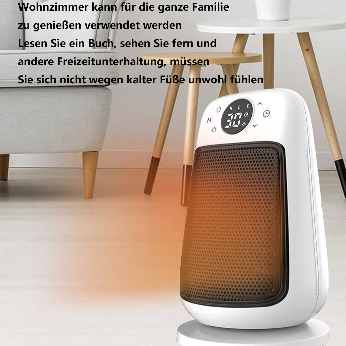 Ein weiß-schwarzer Heizlüfter mit Digitalanzeige, platziert in der Nähe eines Sofas.