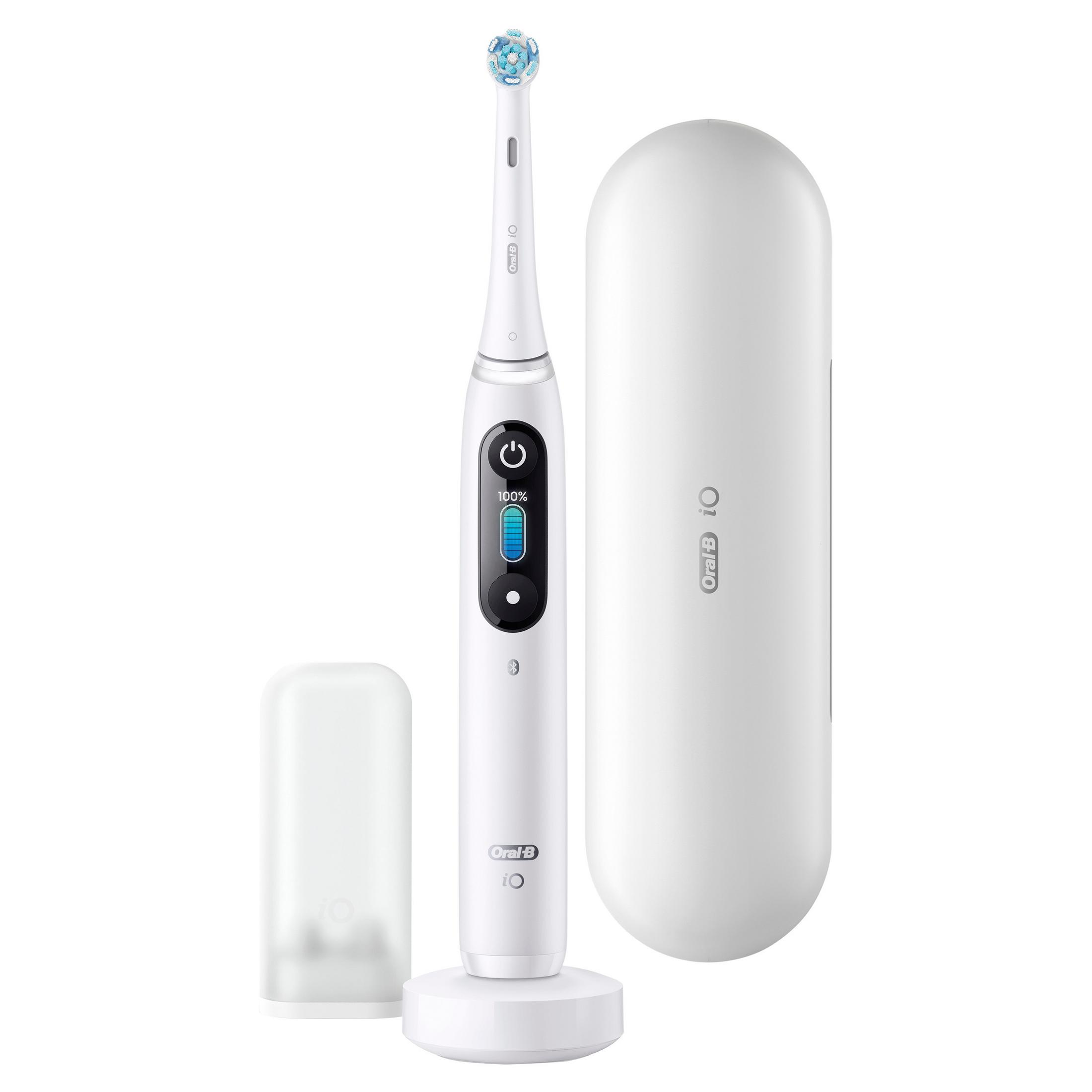 Spazzolino elettrico bianco, base di ricarica e custodia. Schermo nero mostra la batteria. Testina blu e bianca.