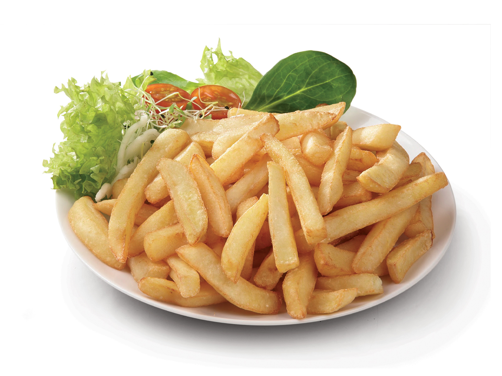 Ein Teller Pommes Frites mit Salat und Tomaten auf weißem Hintergrund.