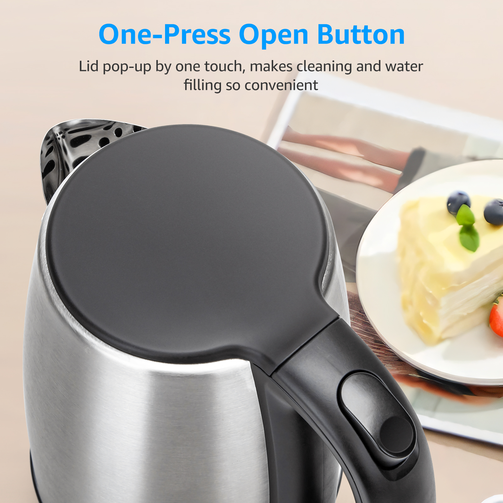 Primer plano de una tetera plateada con tapa negra. Texto: 'One-Press Open Button'.