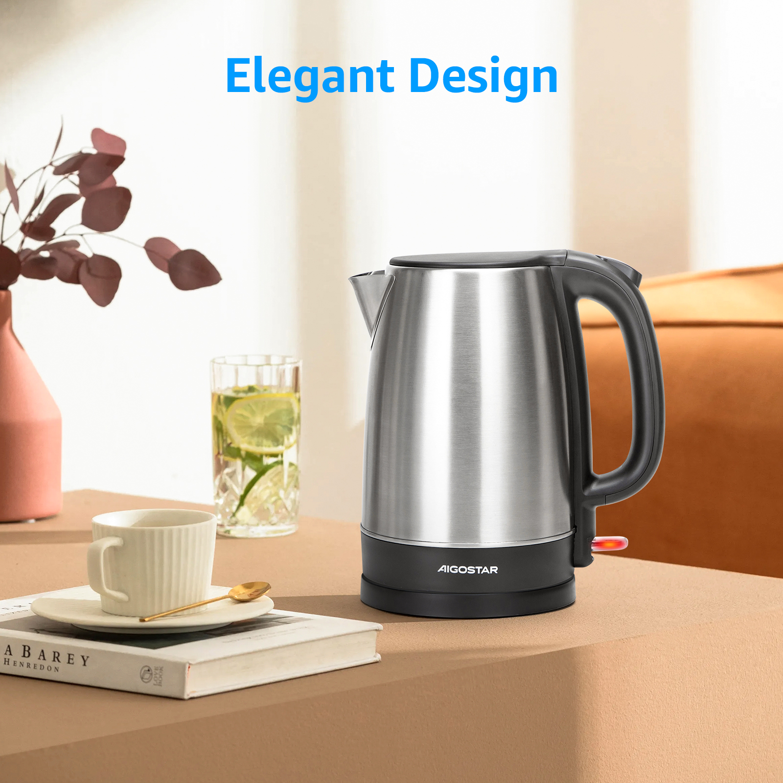 Silberner elektrischer Wasserkocher auf einem Tisch mit Tasse, Buch und Glas mit Zitrone.