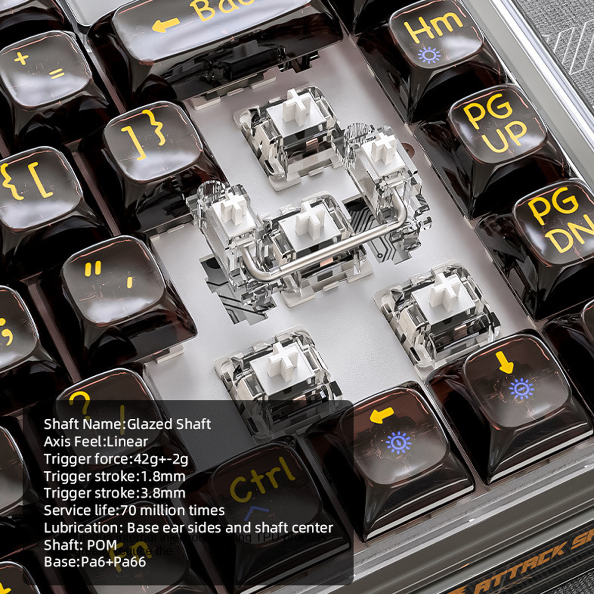 Nahaufnahme einer Tastatur mit schwarzen Tasten und transparenten mechanischen Schaltern.