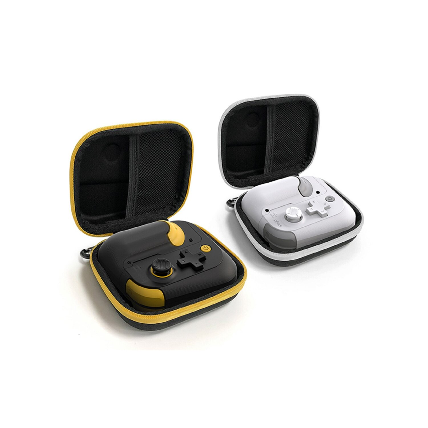 Zwei offene Koffer, jeweils mit einem Controller. Einer ist schwarz und gelb, der andere weiß und grau.