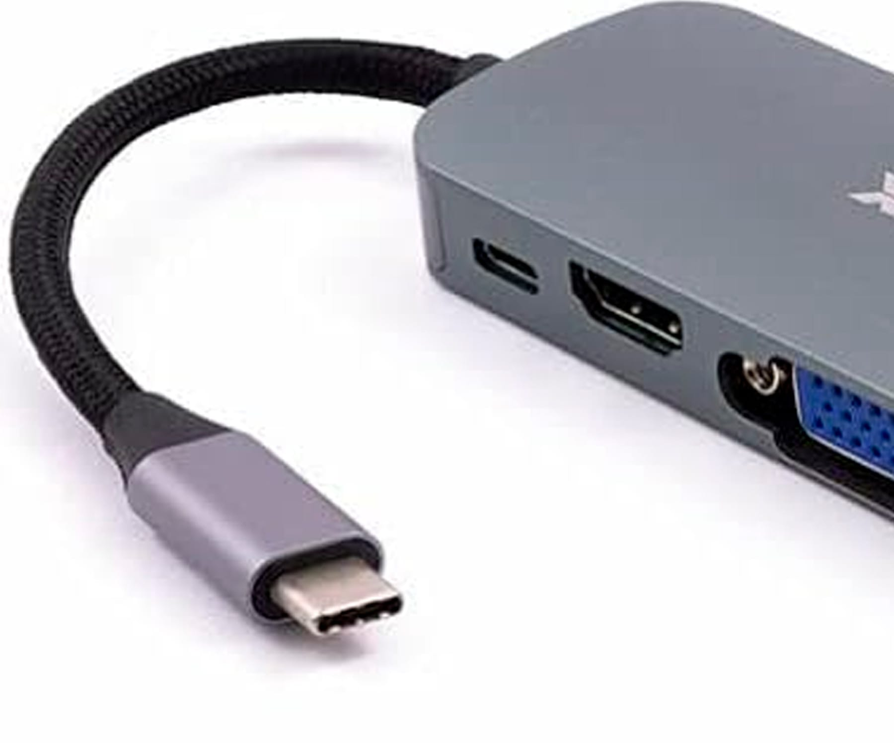 Primer plano de un concentrador USB-C gris con varios puertos y cable trenzado negro.