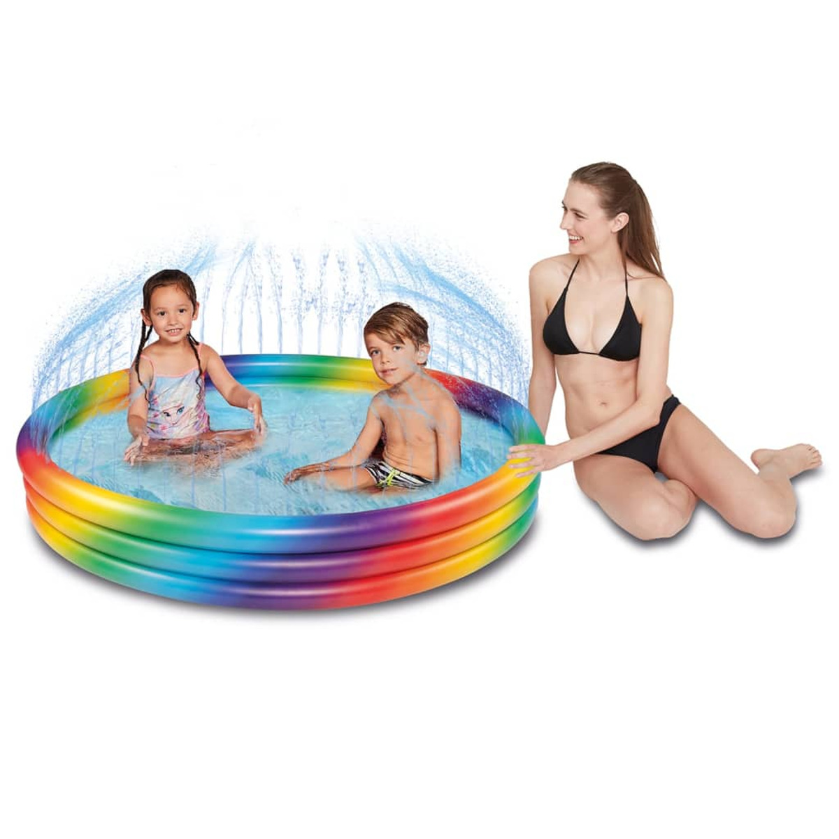 Ein regenbogenfarbener aufblasbarer Pool mit zwei Kindern und einer Frau im Bikini. Wasserfontäne im Hintergrund.