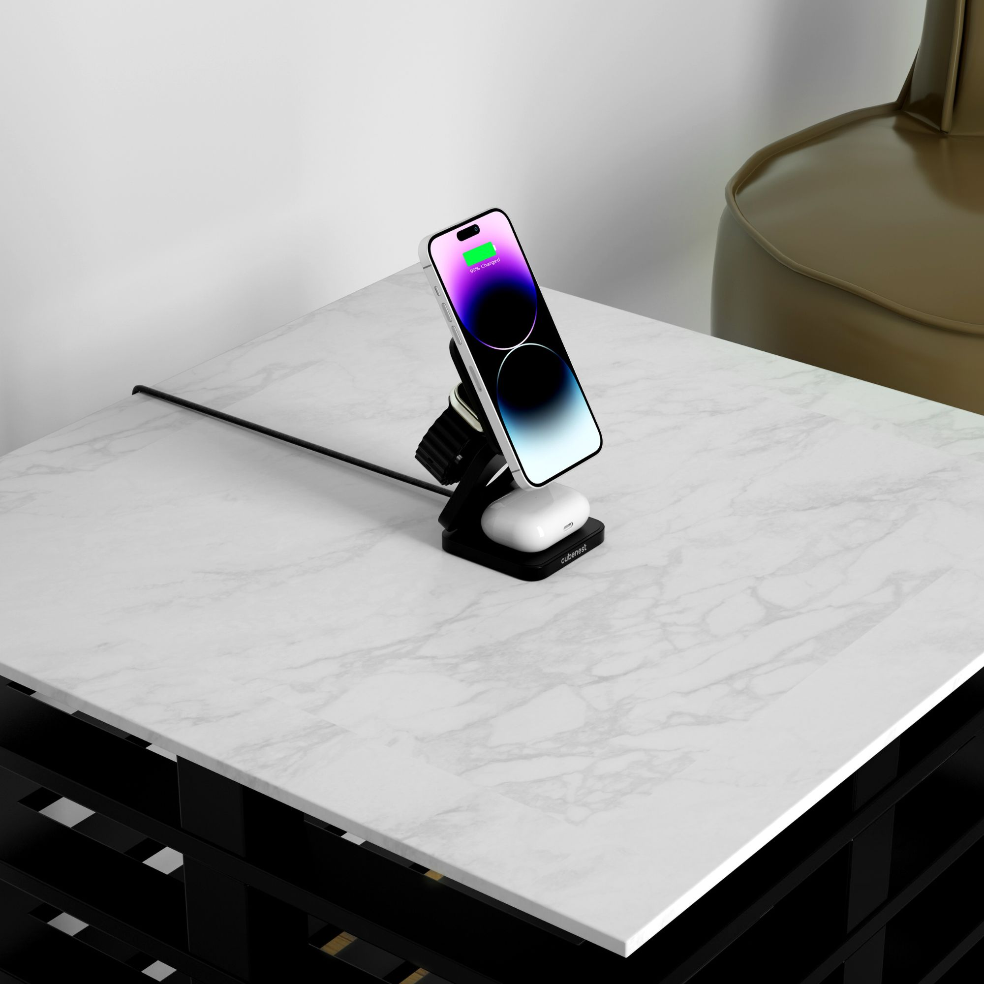 Ein Telefon auf einem schwarzen, kabellosen Ladeständer auf einem Tisch.