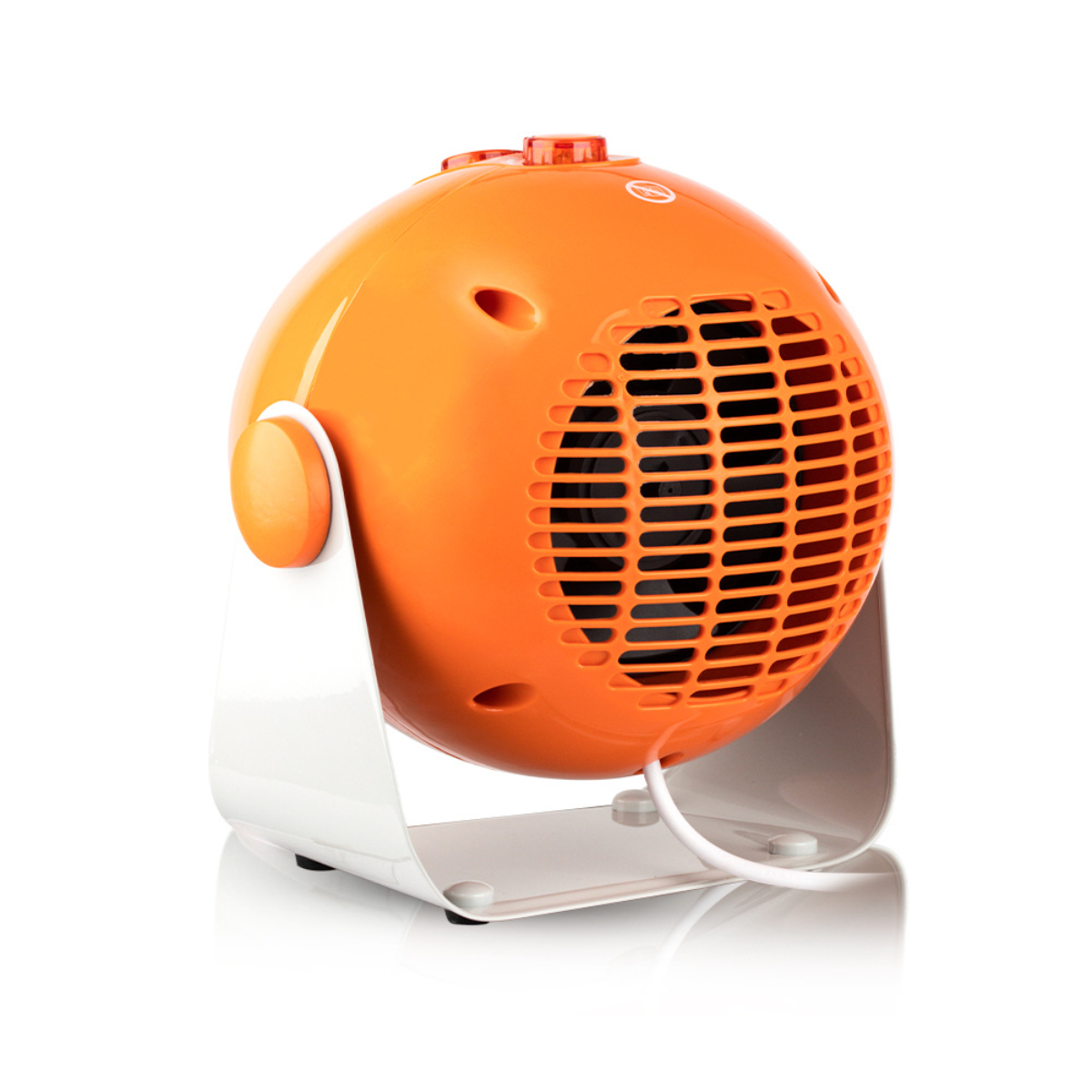 Ein orangefarbener, kugelförmiger Heizlüfter mit weißem Sockel auf weißem Untergrund.