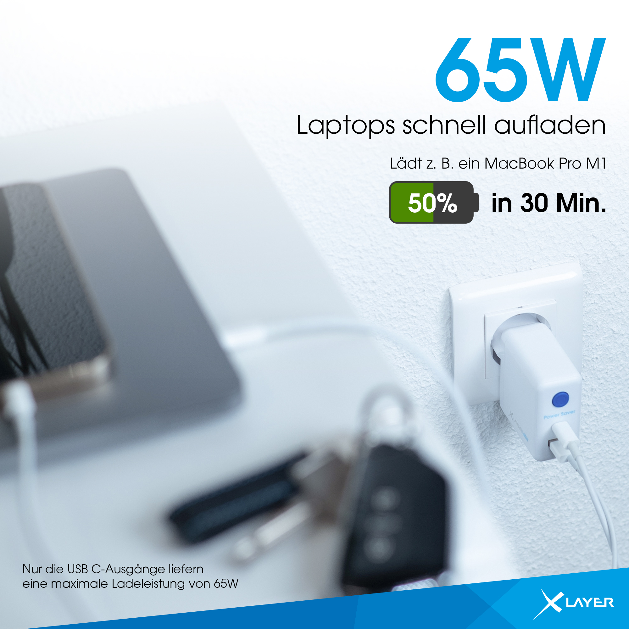 Weißer Ladeadapter, der in eine Steckdose gesteckt ist. Text: 65W, Laptops schnell aufladen.