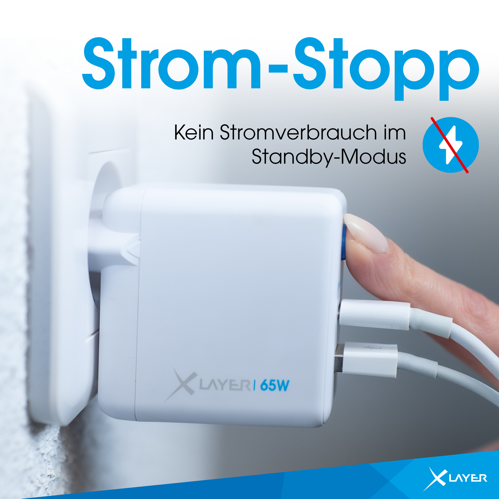 Weißes Netzteil in einer Steckdose. Text 'Strom-Stopp'.