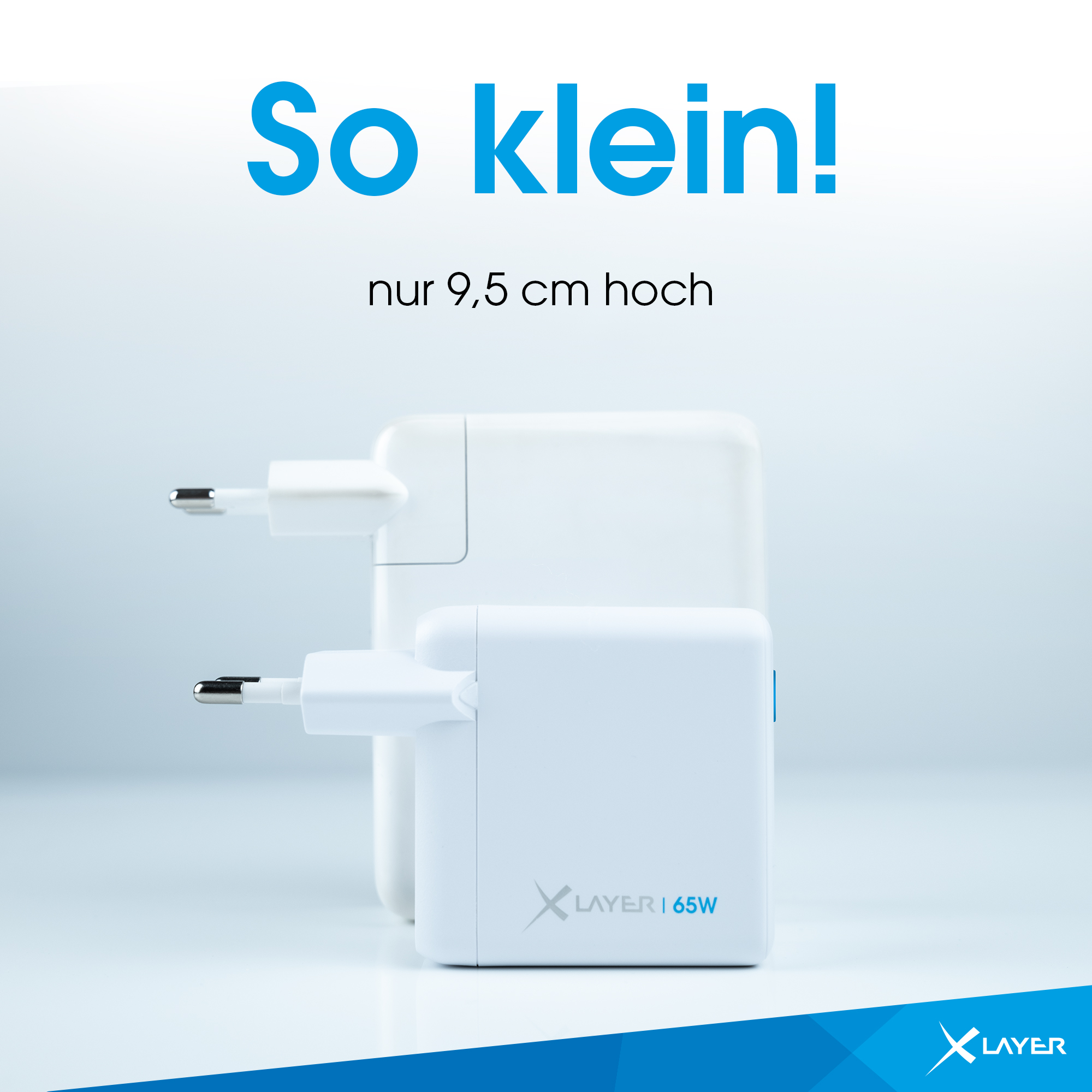 Zwei weiße Netzadapter mit Stiften. Einer ist größer. Text sagt: 'So klein!' und 'LAYER'.