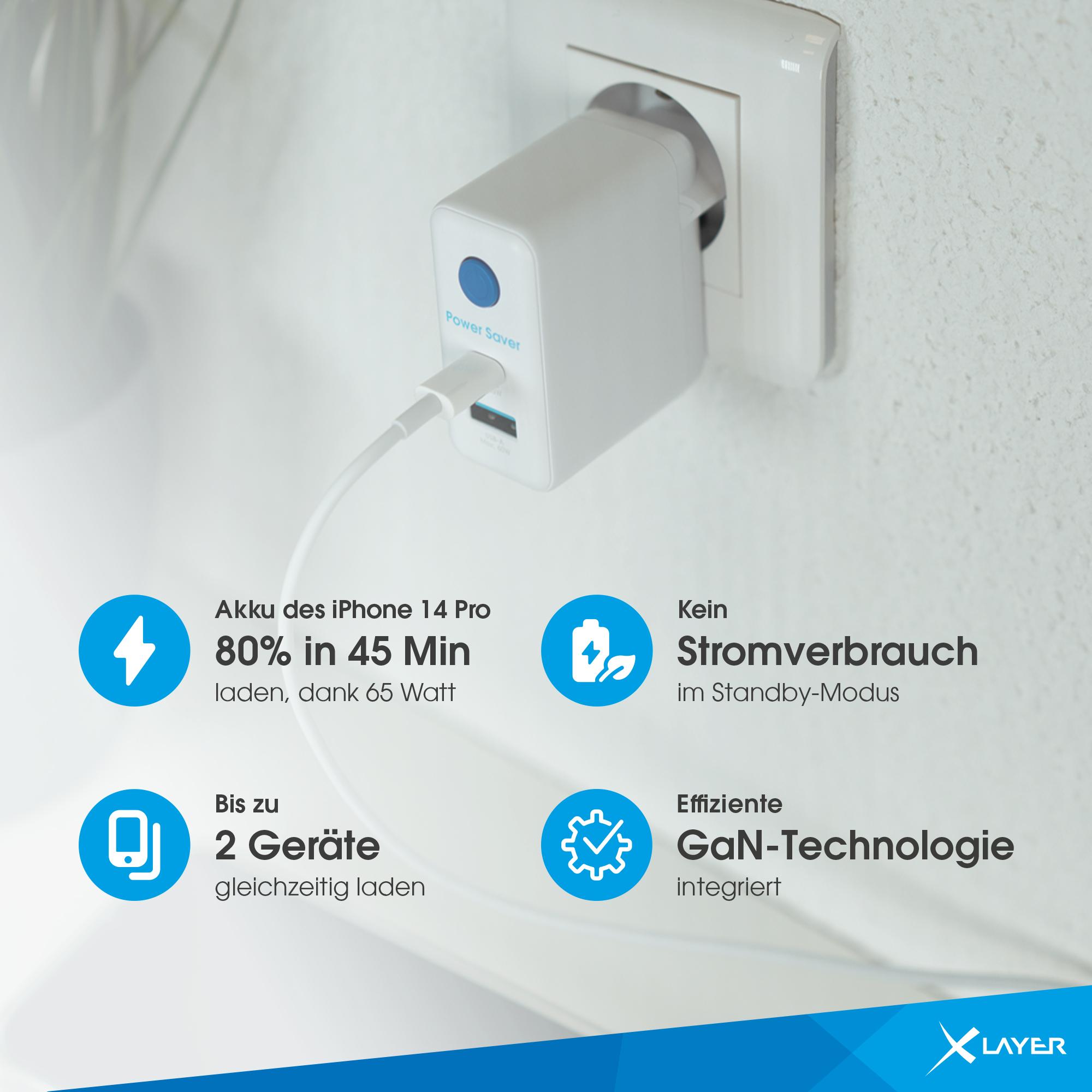 Weißer Netzadapter mit blauem "Power Saver" Text und Symbolen mit Text.