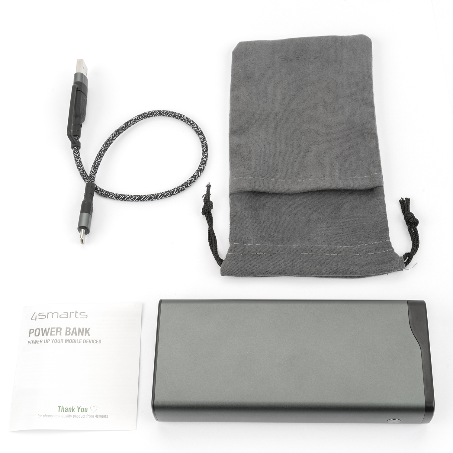 Power bank, cavo e custodia su bianco. Una scheda dice: "Alimenta i tuoi dispositivi mobili".
