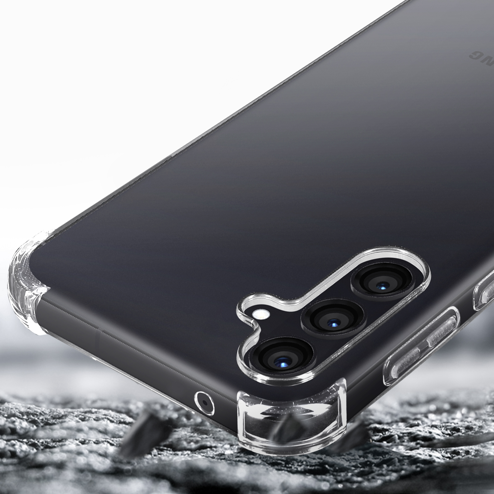Custodia trasparente per telefono con tre obiettivi della fotocamera, vista ravvicinata.