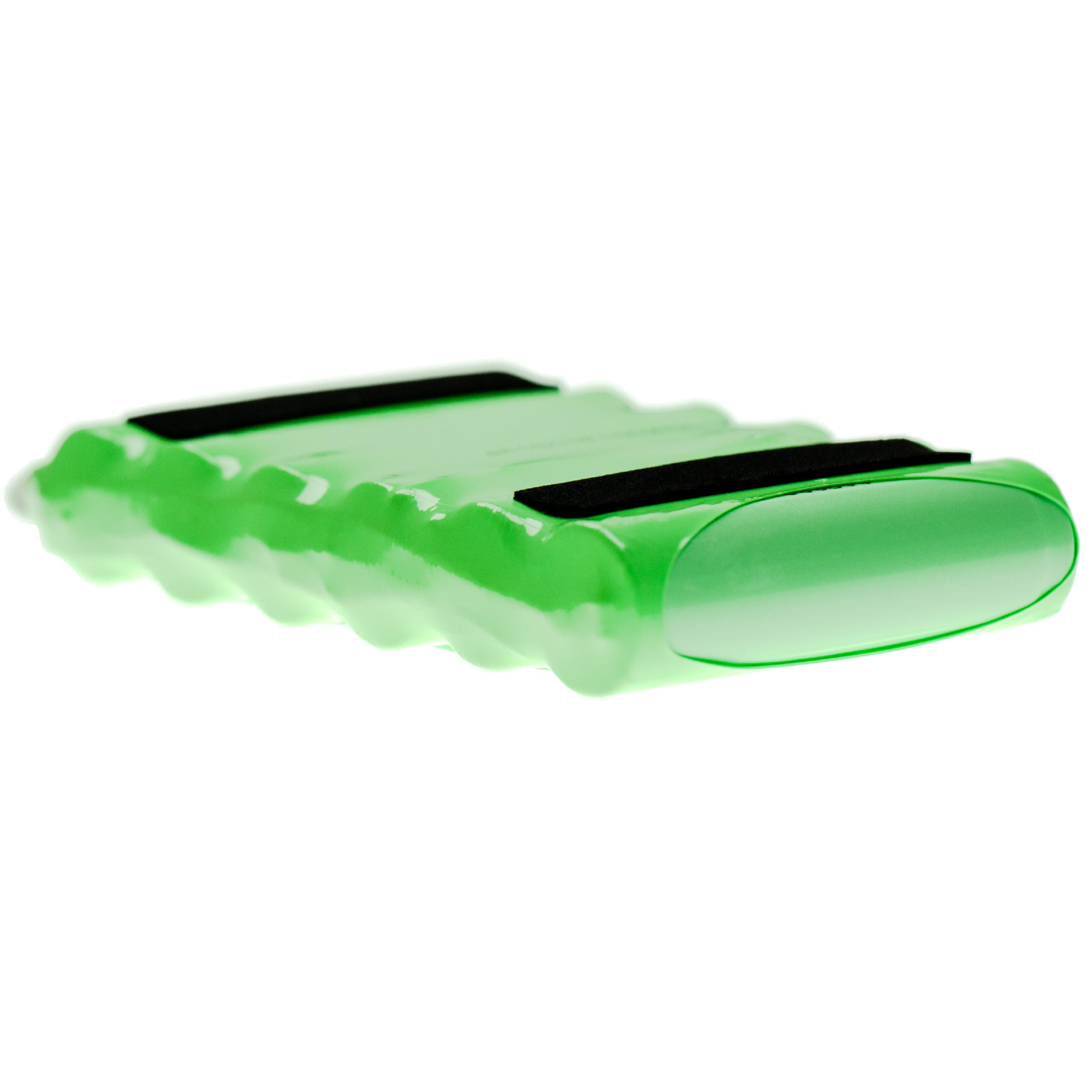 Grünes Batteriepack mit schwarzen Klettbändern. Weißer Hintergrund.